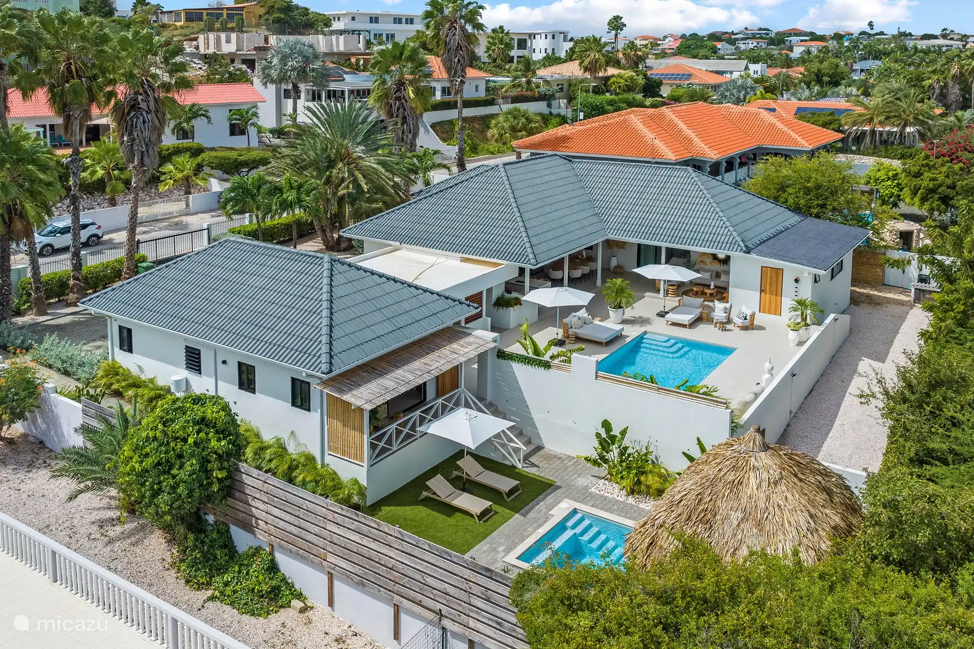 De villa vanuit de lucht.