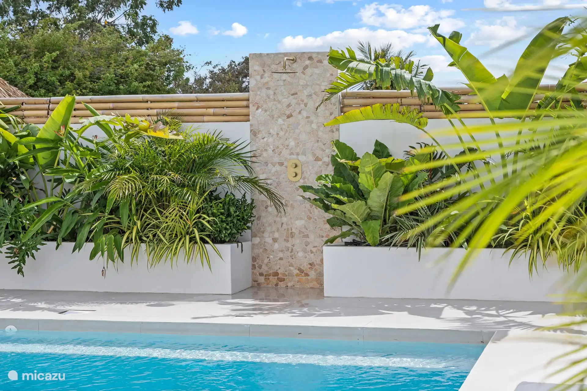 De buitendouche bij het zwembad.