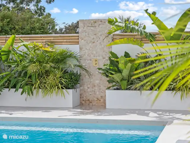 Villa Zensa - Jan Thiel | Curaçao, Banda Ariba (est), Brakkeput Abou - villa La douche extérieure au bord de la piscine.