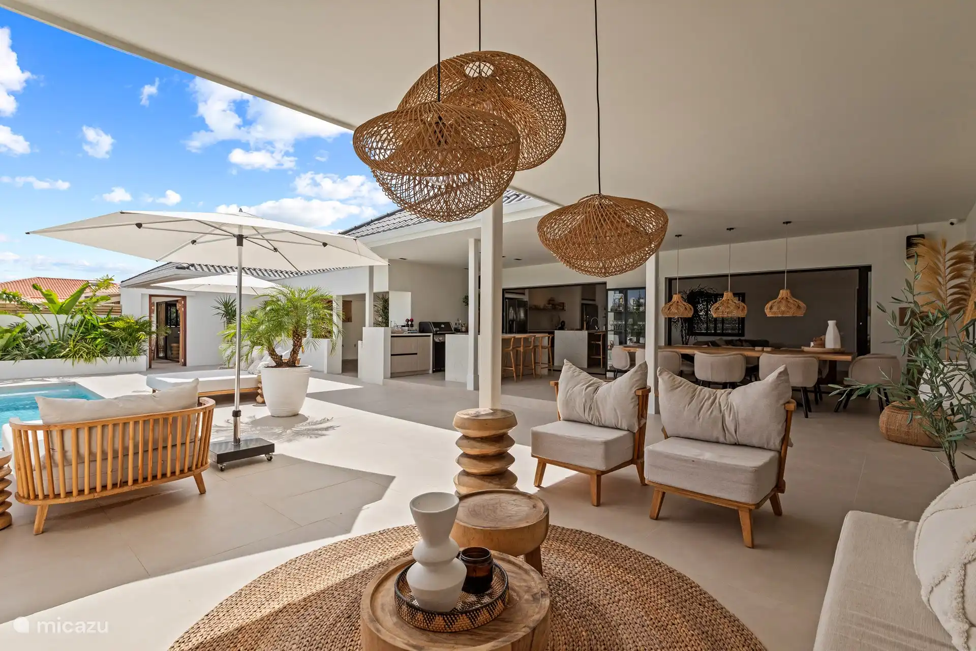 Heerlijk genieten bij het zwembad.