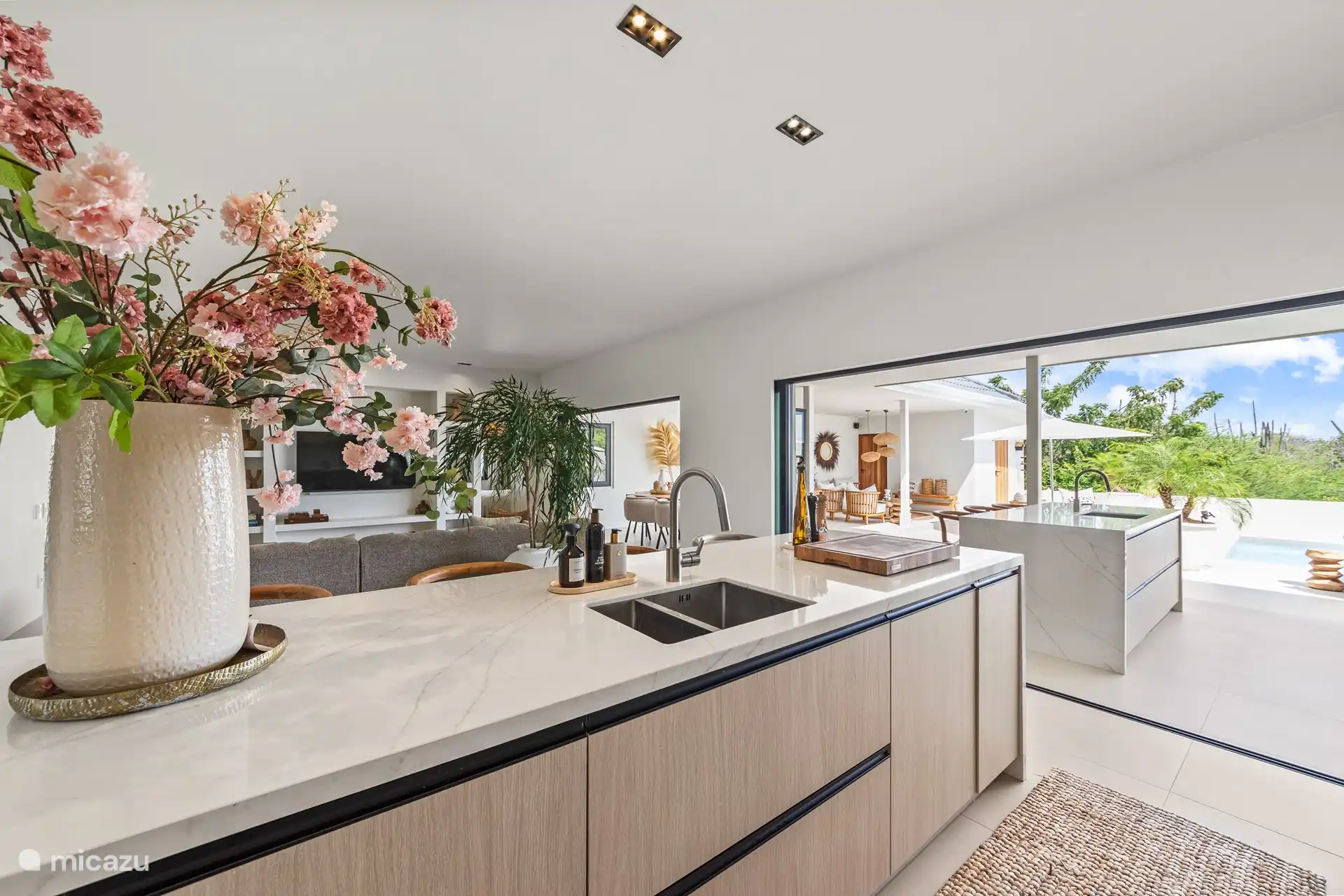 Uitzicht vanuit de keuken.