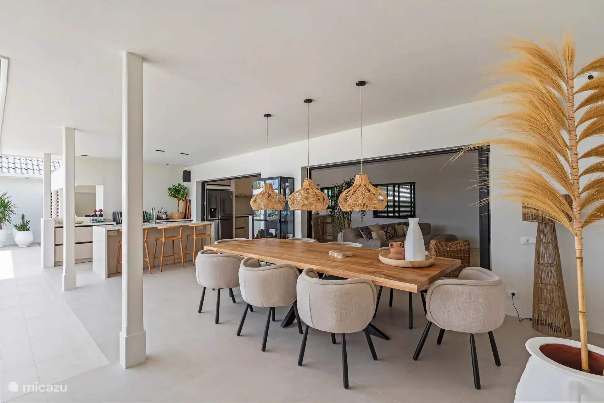 De grote pocketdeuren zorgen voor 1 grote ruimte.