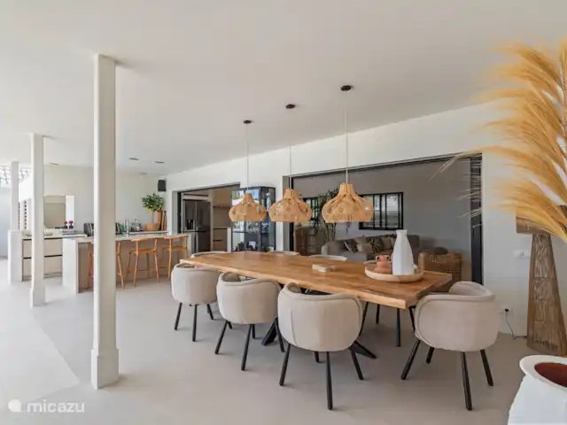 Villa Zensa - Jan Thiel | Curaçao, Banda Ariba (est), Brakkeput Abou - villa Les grandes portes escamotables offrent 1 grand espace.