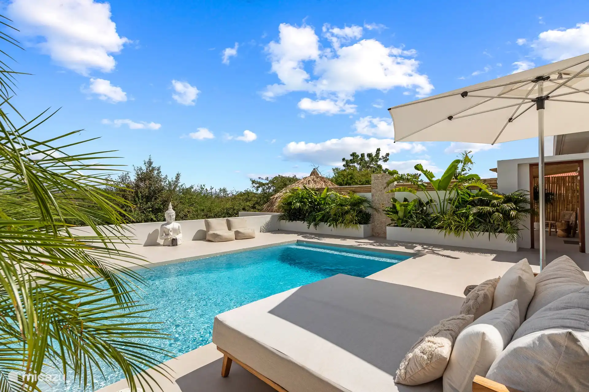 De villa en appartement hebben vrij uitzicht over het natuurgebied.