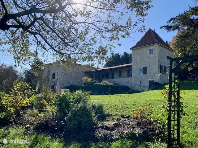 gîte / cottage huren in Frankrijk, Dordogne, Ribagnac – Les Crocus - Le Studio Hier ziet u een deel van de tuin aan de achterzijde van het huis.