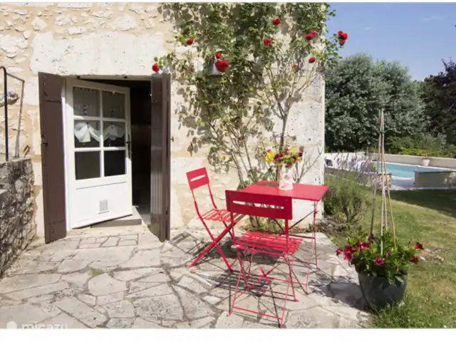 gîte / cottage huren in Frankrijk, Dordogne, Ribagnac – Les Crocus - Le Studio Hier ziet u het terras en de ingang van Le Studio.