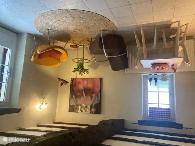 De zithoek van Le Studio kijkt uit op het zwembad en de tuin.