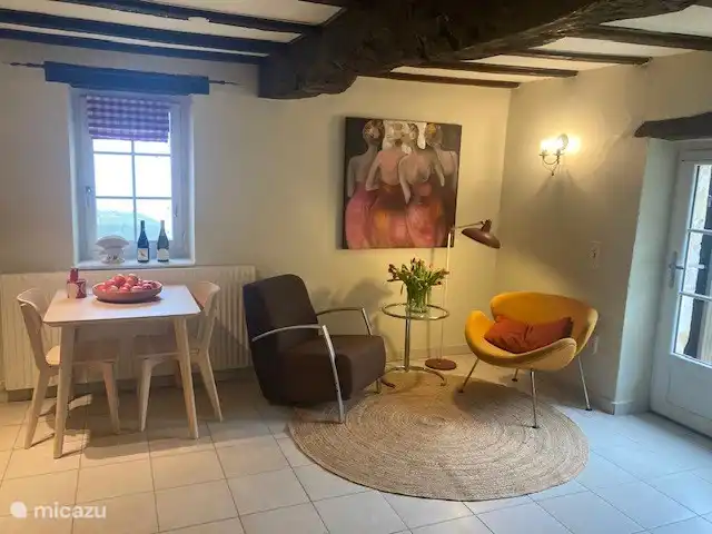 gîte / cottage huren in Frankrijk, Dordogne, Ribagnac – Les Crocus - Le Studio De zithoek van Le Studio kijkt uit op het zwembad en de tuin.