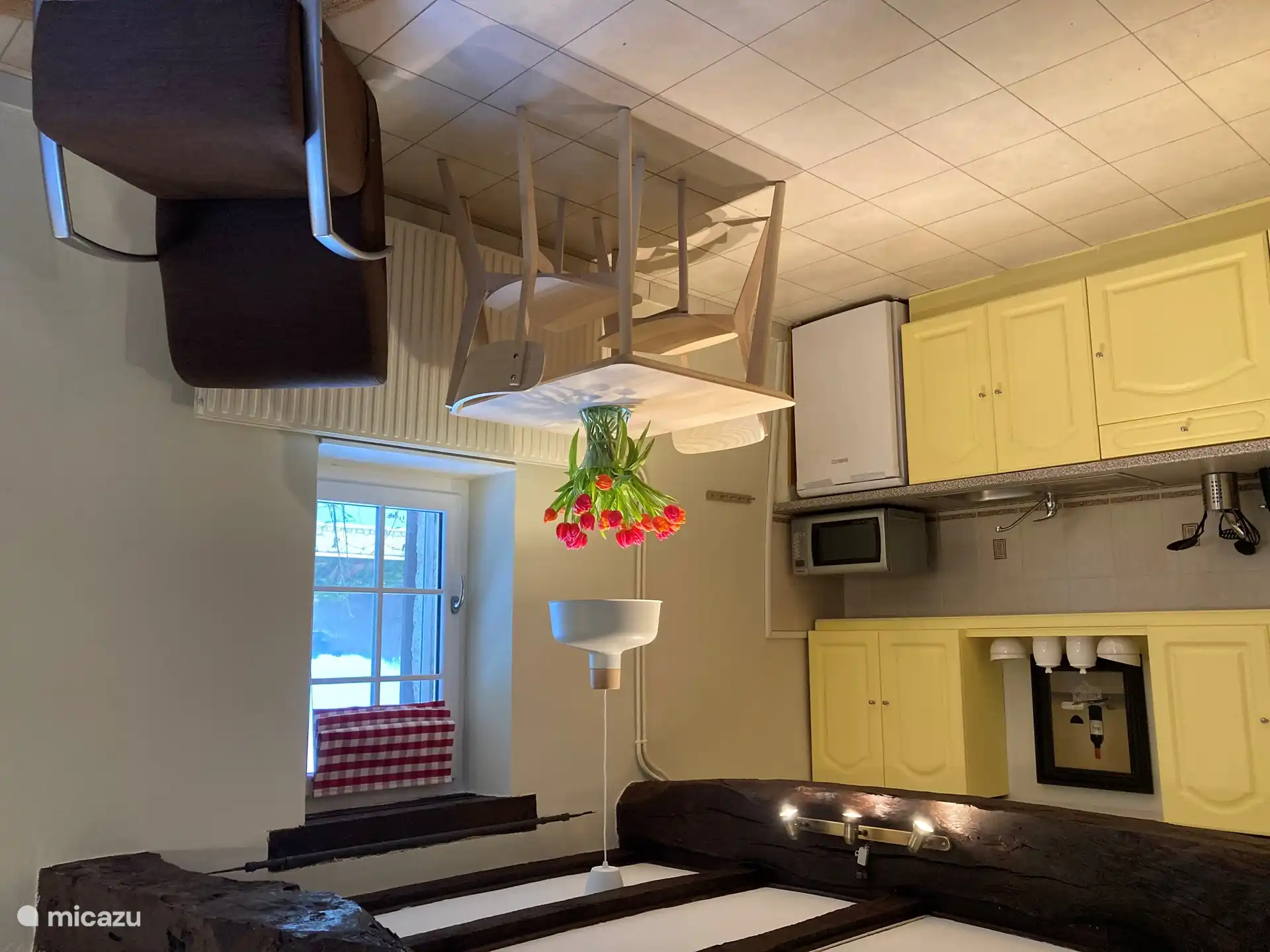 De keuken bevindt zich in dezelfde ruimte als de zithoek.