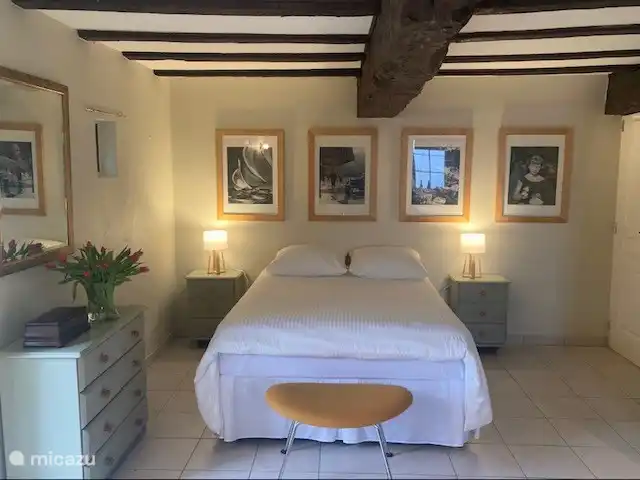 gîte / cottage huren in Frankrijk, Dordogne, Ribagnac – Les Crocus - Le Studio Het slaapgedeelte bevindt zich in dezelfde ruimte als de zithoek en de keuken. Het bed is 200 x 160.