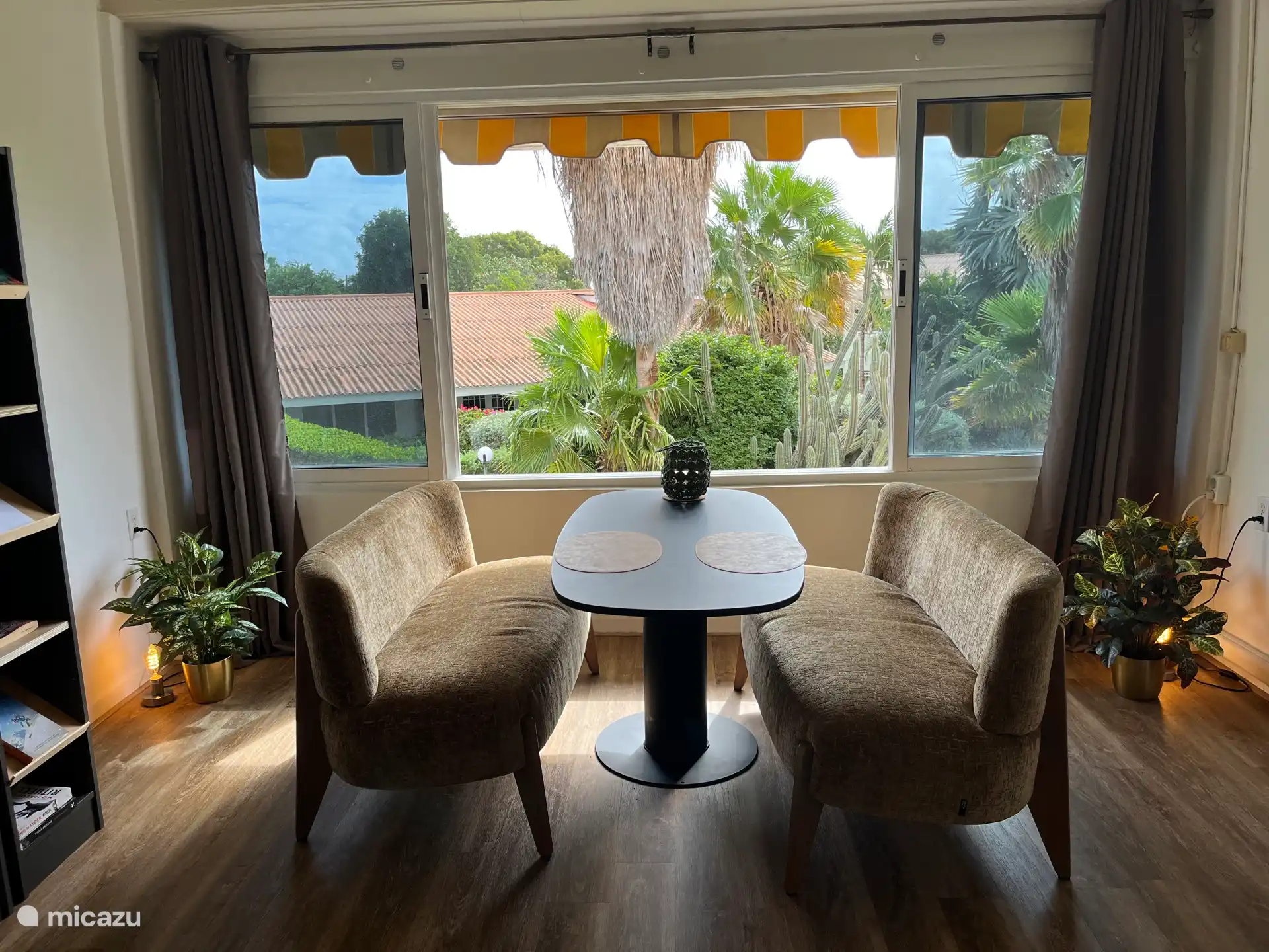 Les deux fenêtres du milieu peuvent être complètement ouvertes, donnant l’impression d’être assis sur un balcon. Les fenêtres sont équipées de moustiquaires.