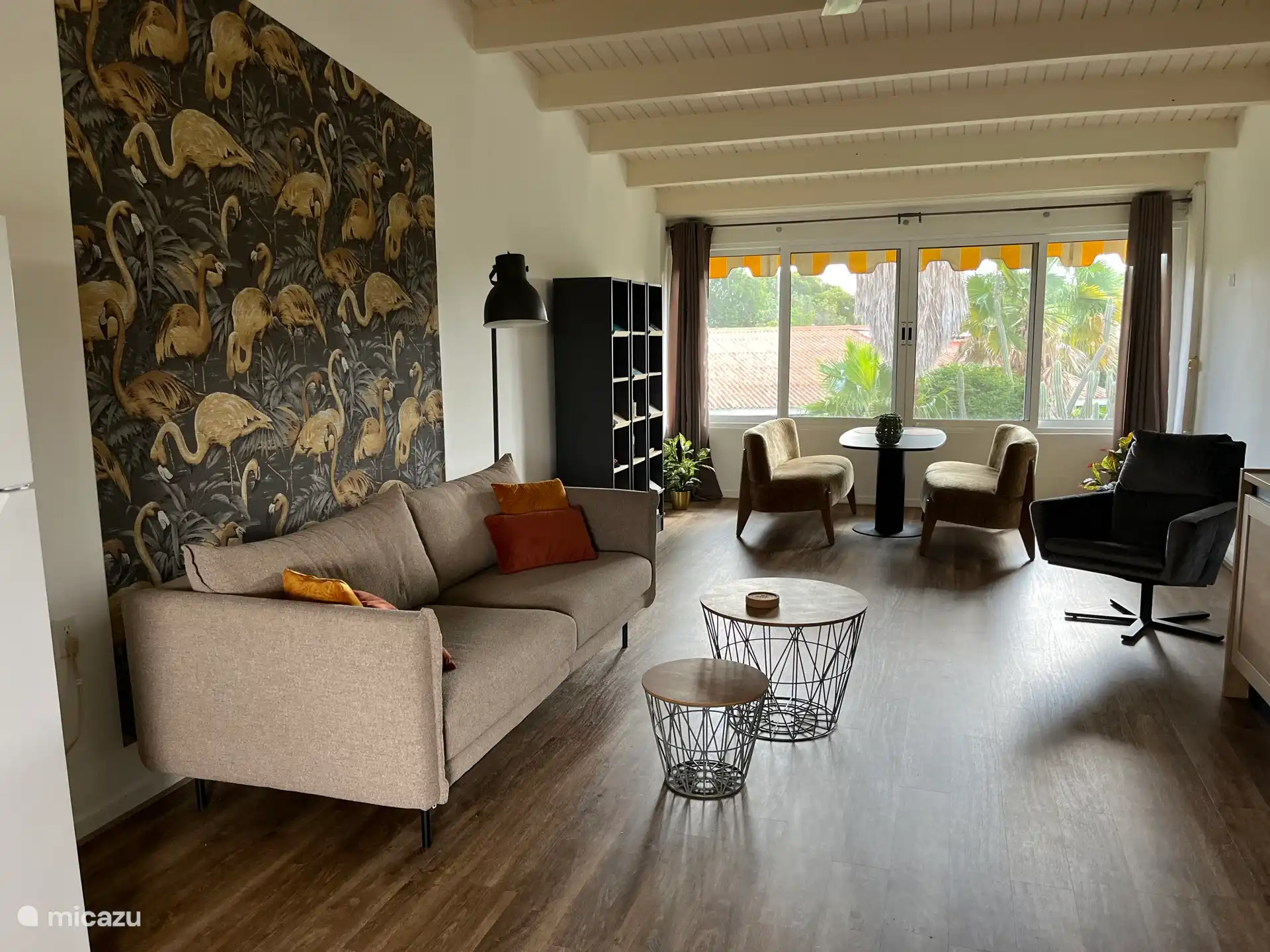 L’espace est complètement ouvert donc très spacieux.
Télévision via Chromecast.