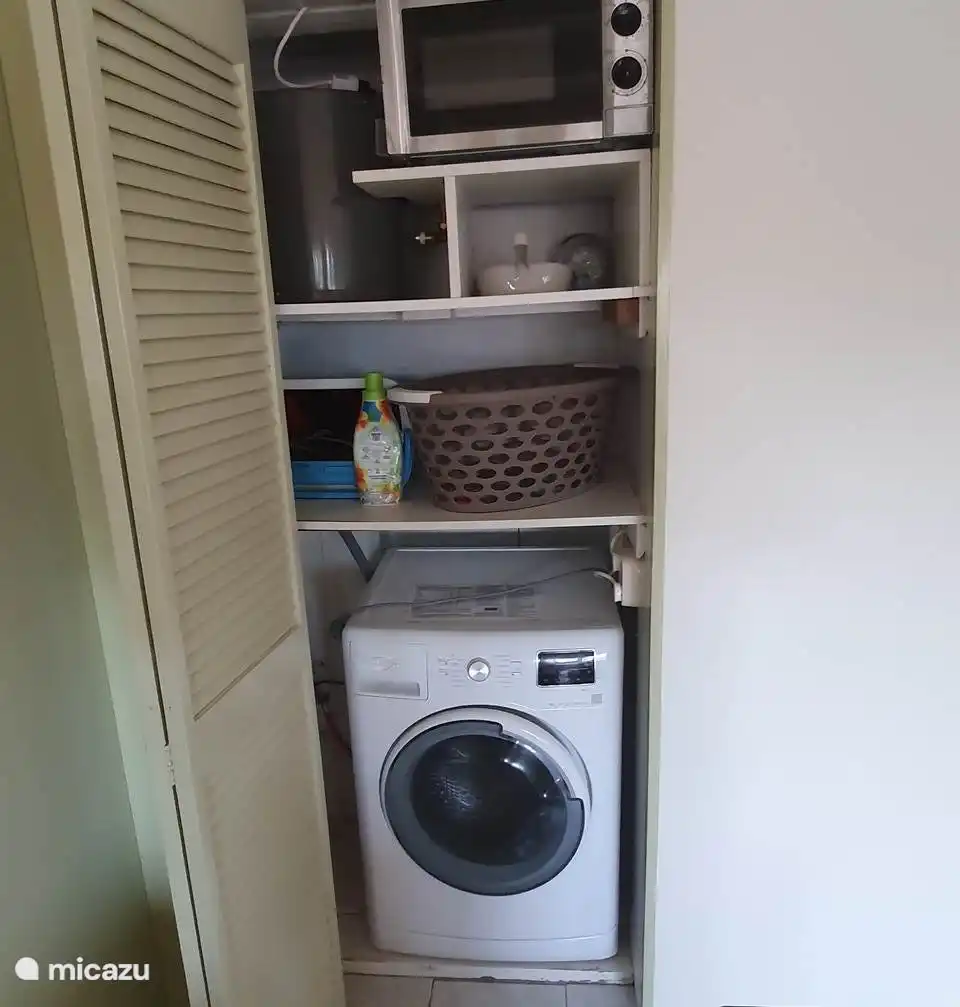 La lavadora está en un armario.