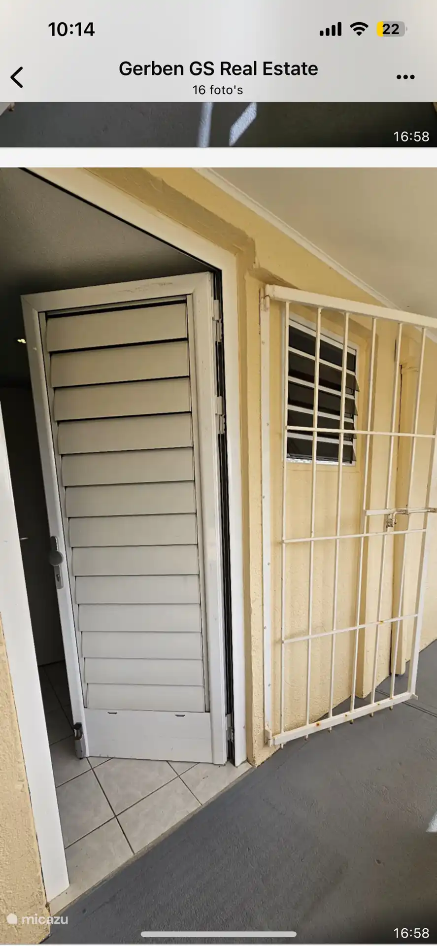 La puerta tiene listones al abrirlos, al igual que las ventanas correderas, puede ventilar muy bien.