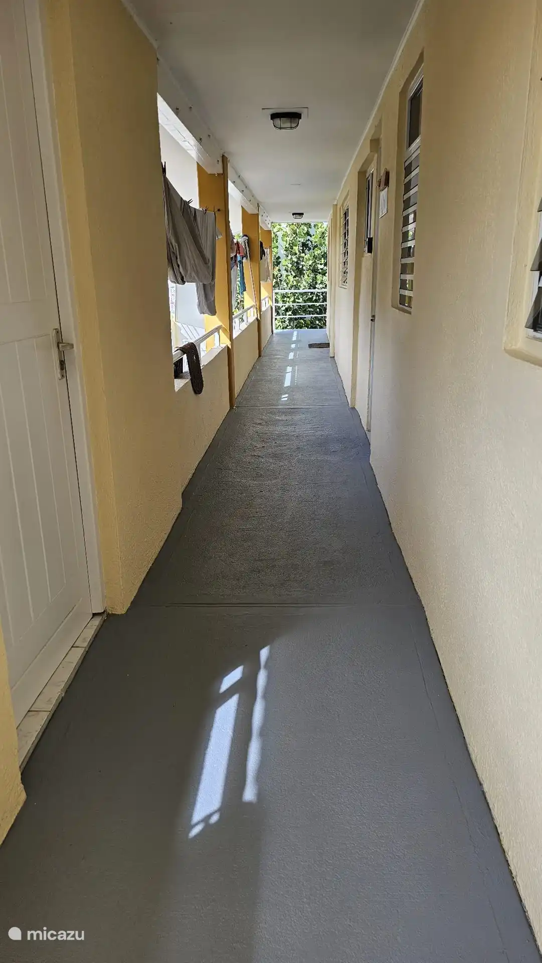 El apartamento es el penúltimo de la galería. Hay un tendedero donde puedes colgar tu toalla después de la visita a la playa o a la piscina.