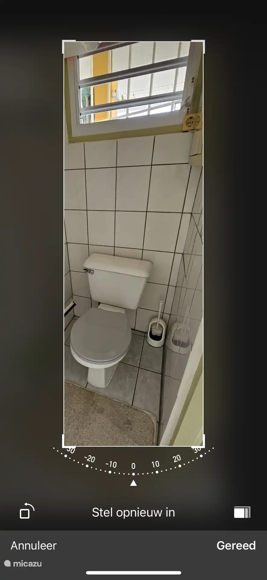 El segundo aseo junto a la puerta de entrada.