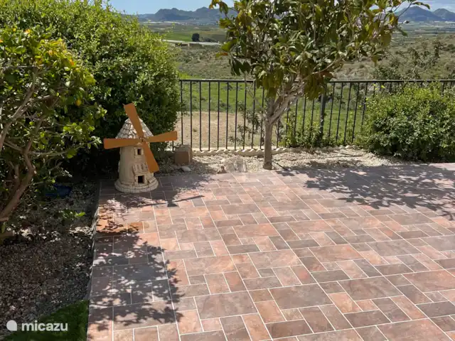 Casa El Mirador huren in Spanje, Costa Cálida, Mazarrón - villa Een charmant molentje in de tuin, een knipoog naar Nederland, midden in de Spaanse zon. Een sfeervol detail dat direct een gevoel van thuis oproept