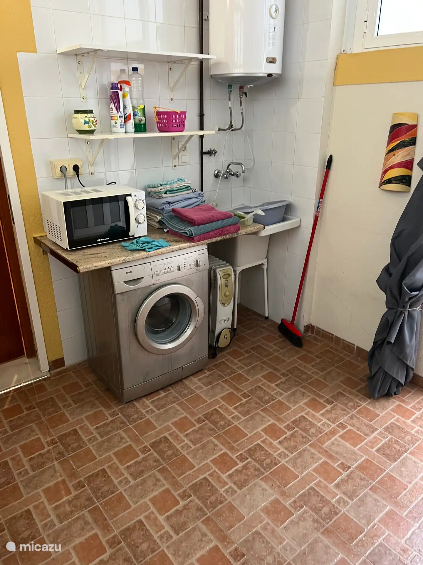 Convenient storage room with washing machine, ideal for longer stays. Also suitable for storing bicycles, beach equipment or other belongings.