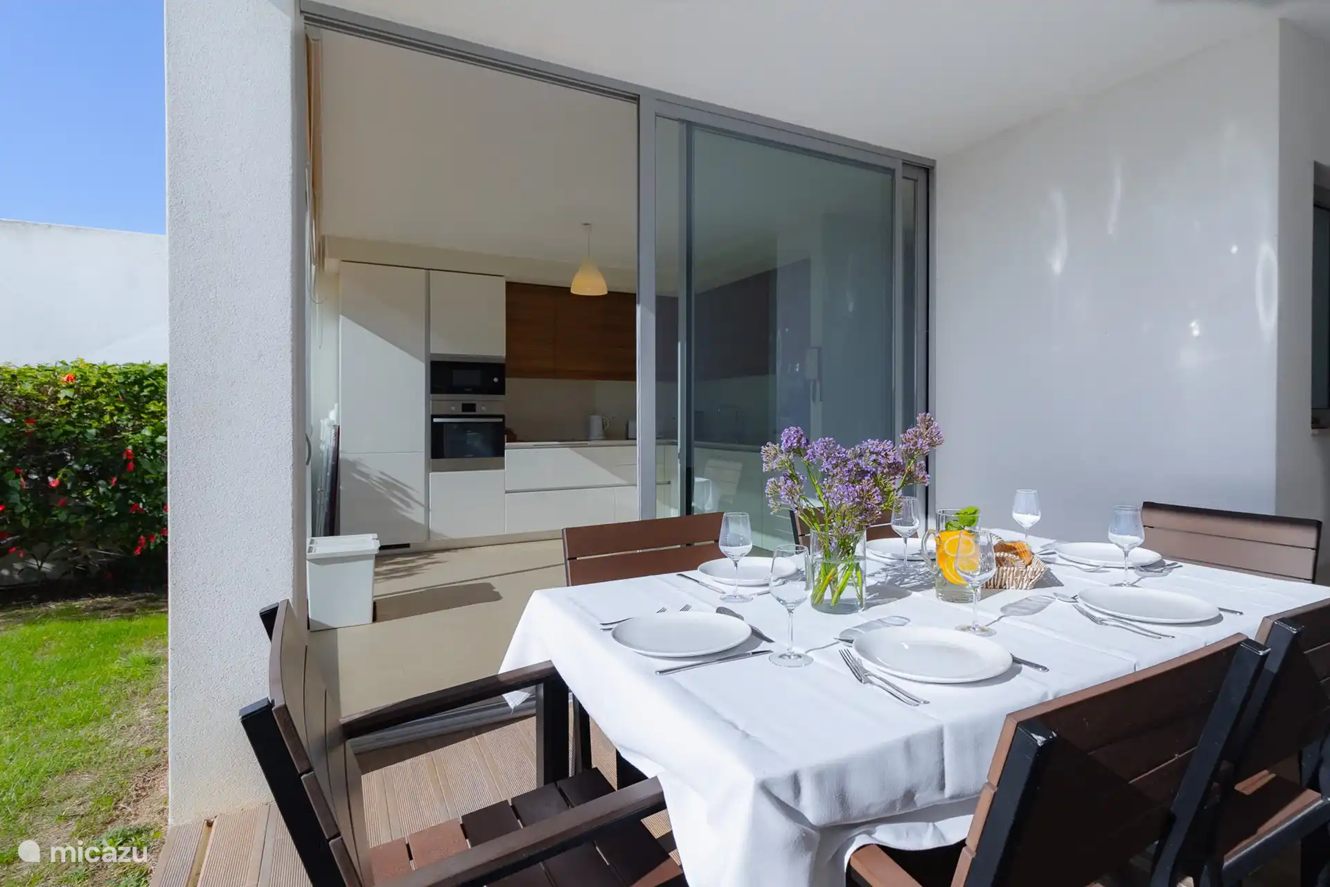 Essbereich mit Schiebetür zur Küche