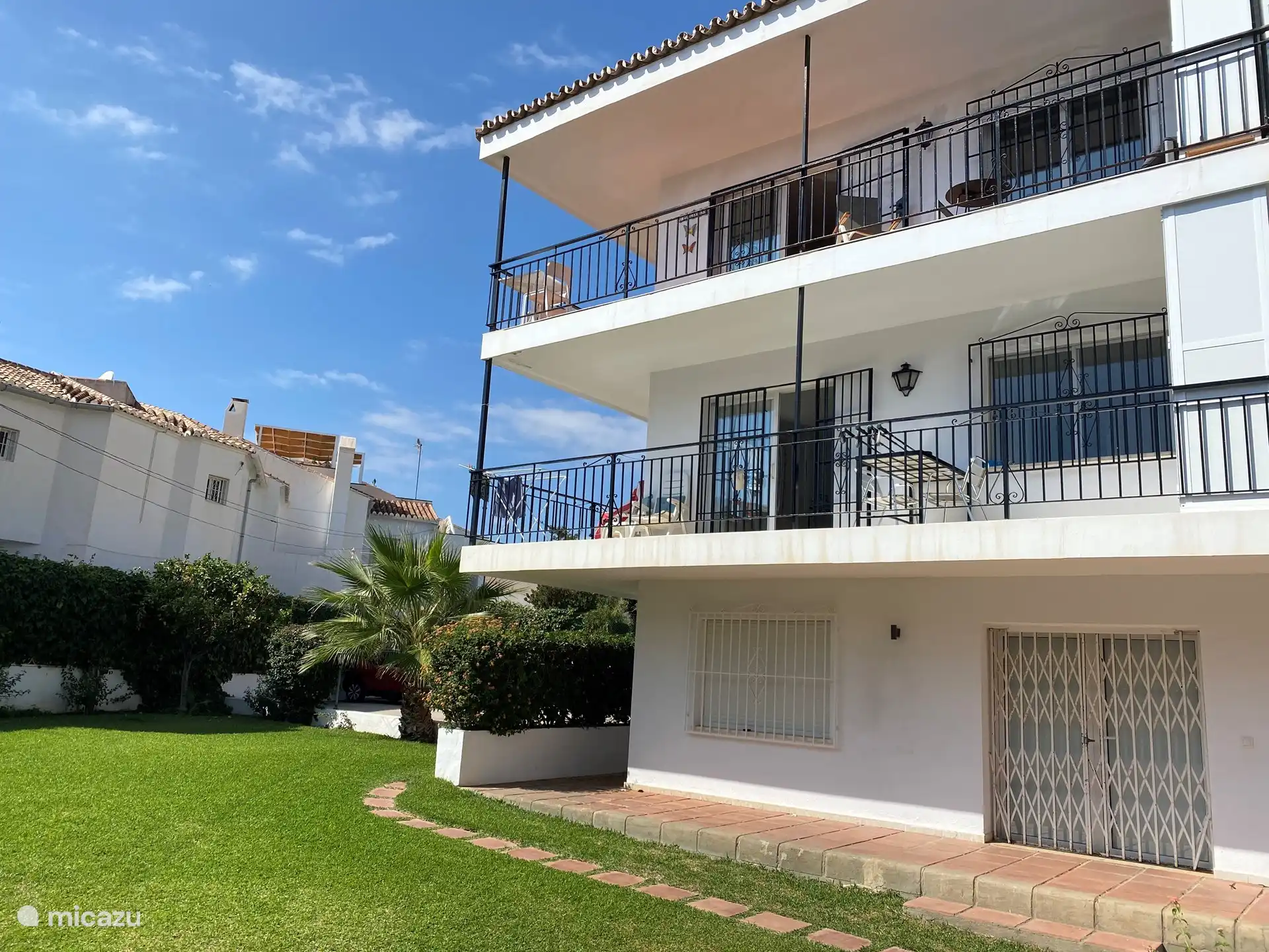 Le bâtiment avec jardin