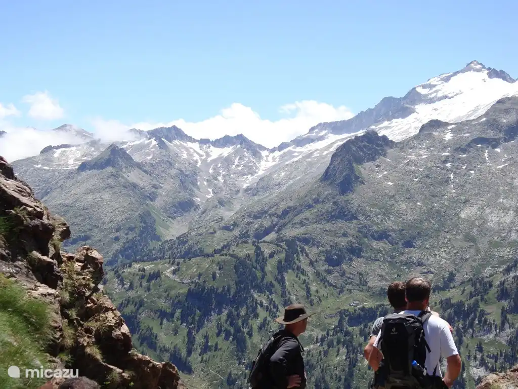 Tough organisiert Wanderungen durch Gastgeber Rob. Entdecken Sie die schön Pyrenäen durch die unberührten Pfade.