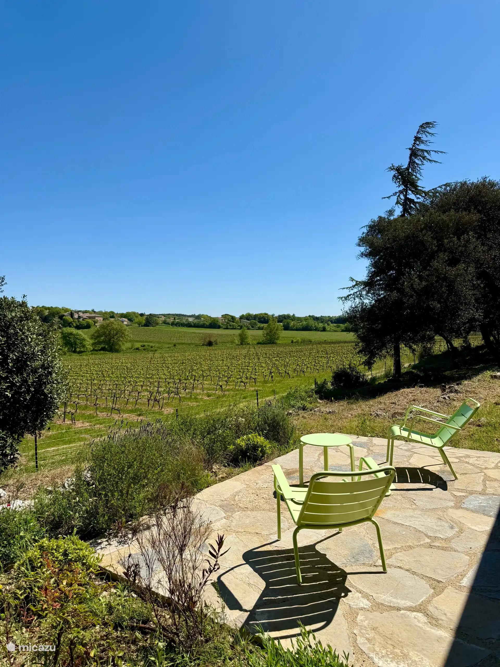 Terraza en el lado norte, con una magnífica vista del pueblo y los viñedos circundantes
