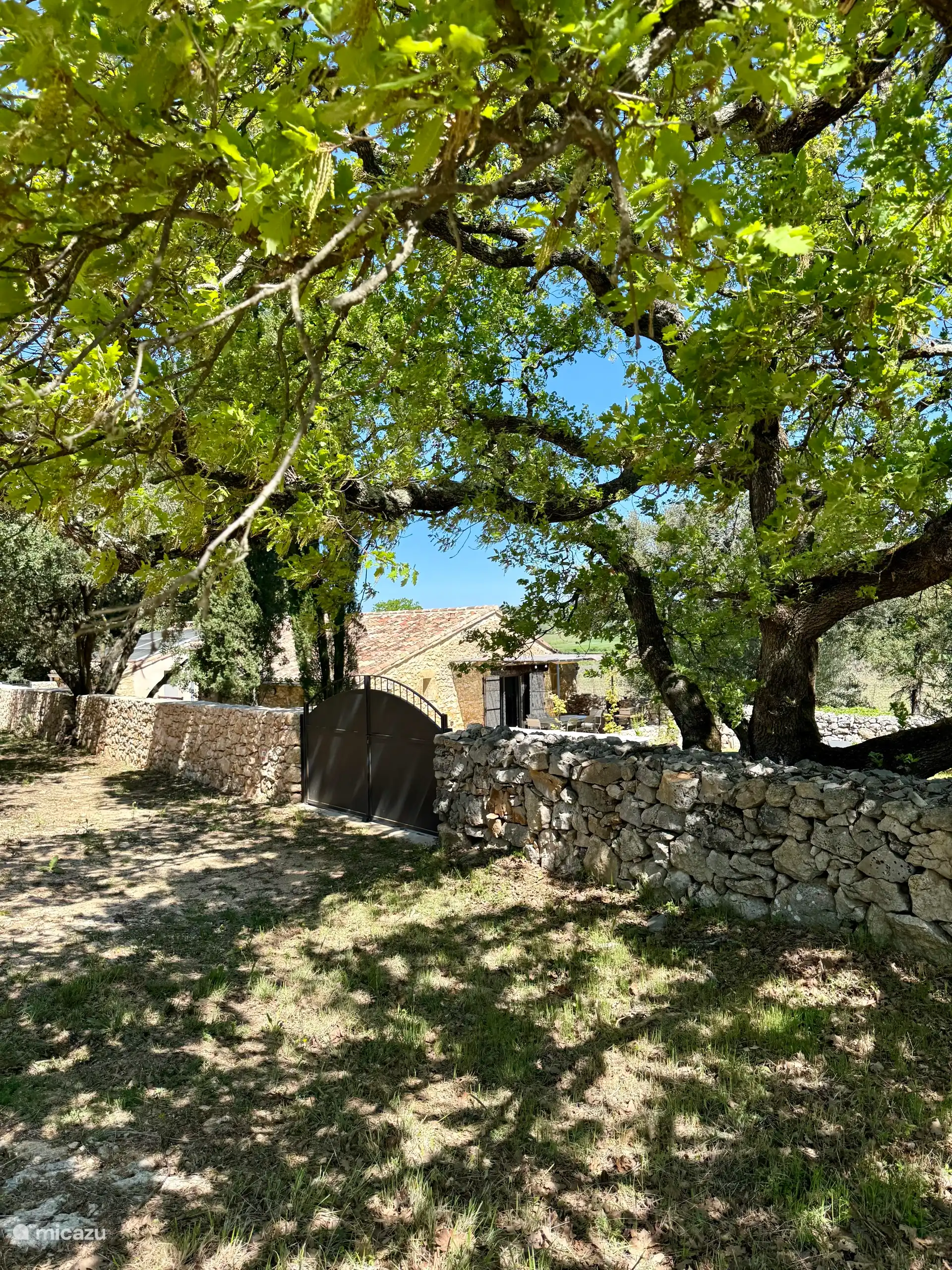 La propiedad está rodeada por muros de piedra seca