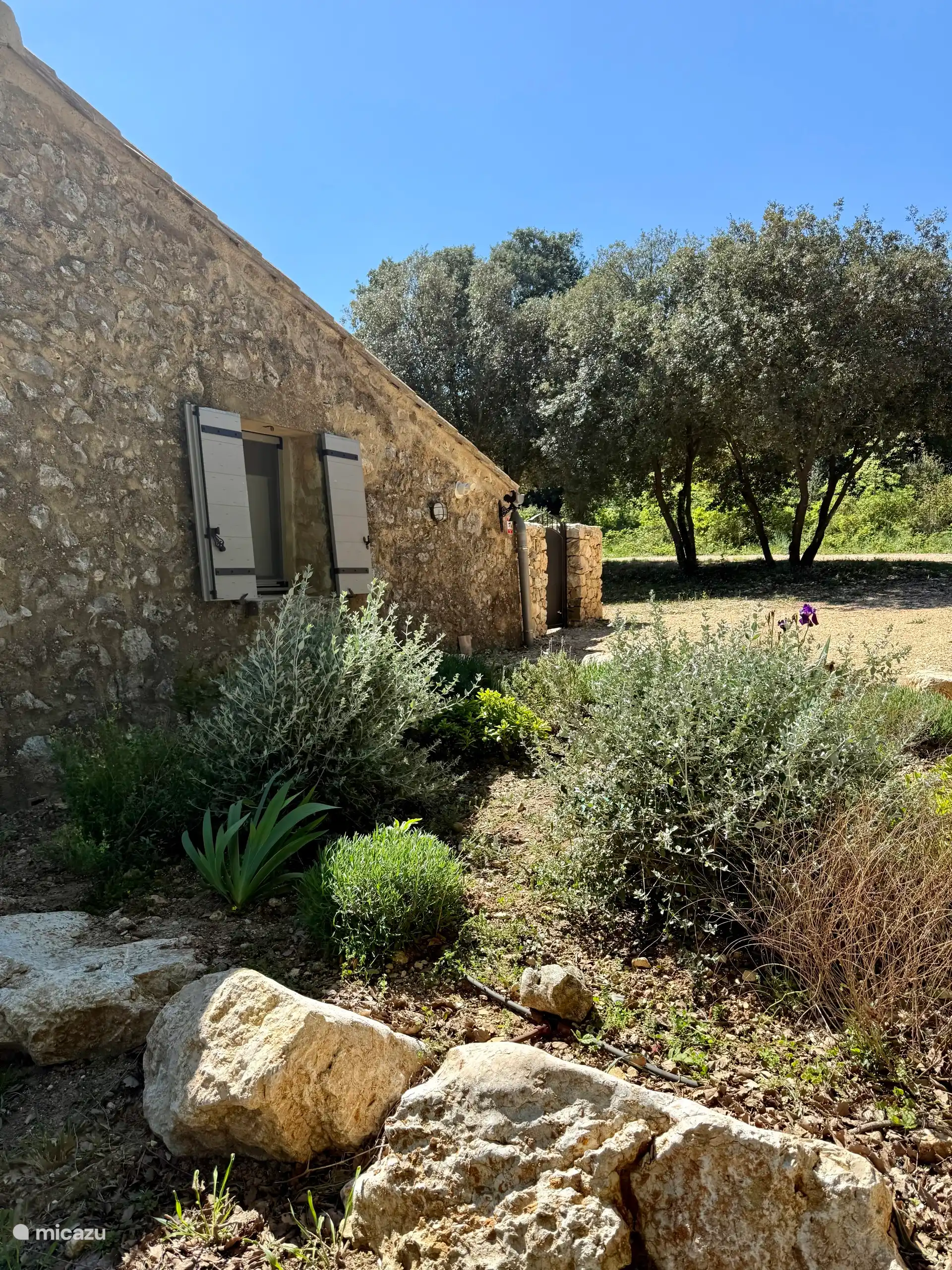 El estacionamiento y la entrada a la propiedad