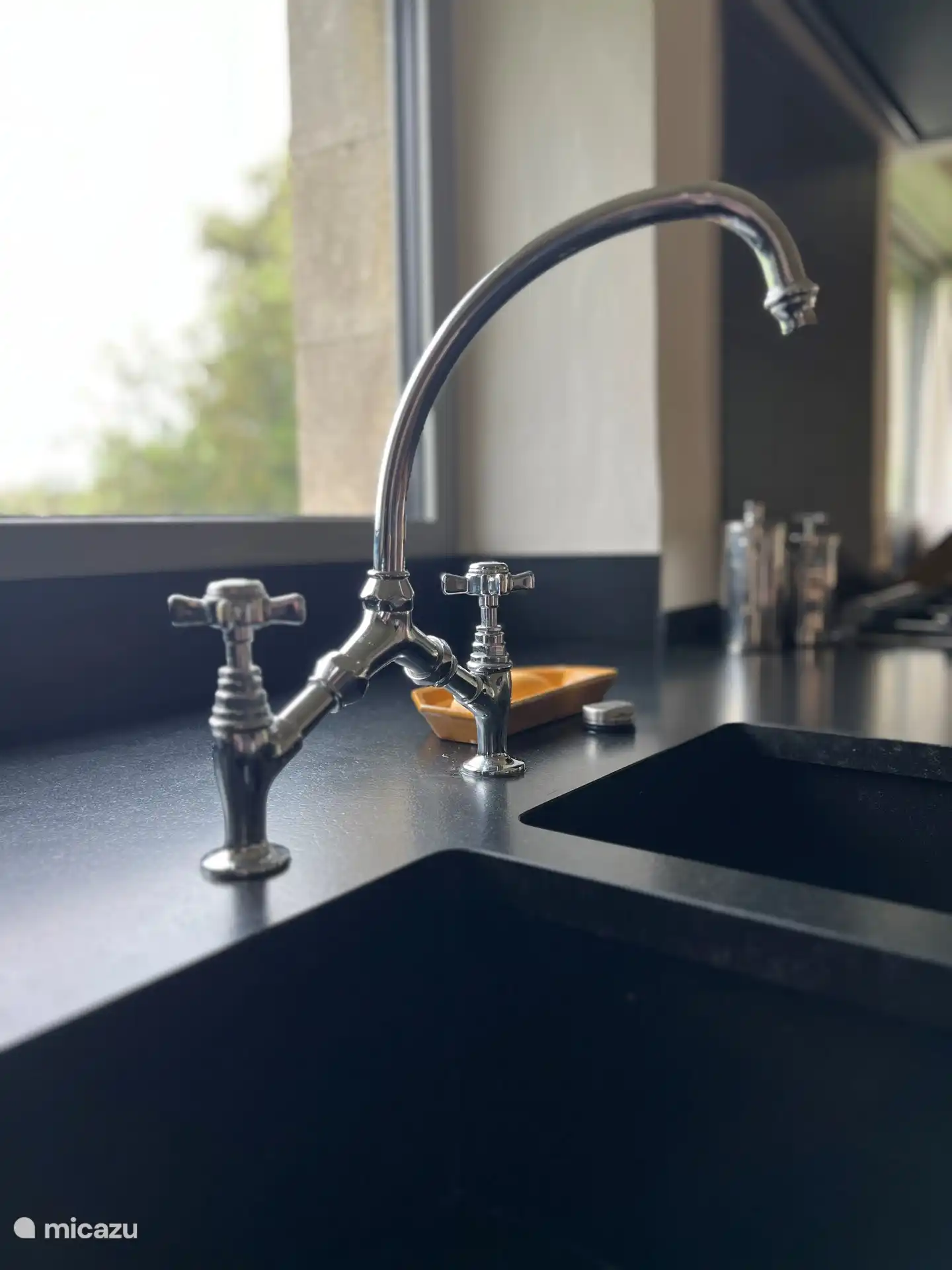 De mooie dubbele mengkraan, nadien installeerden we nog een drinkkraan met gefilterd water