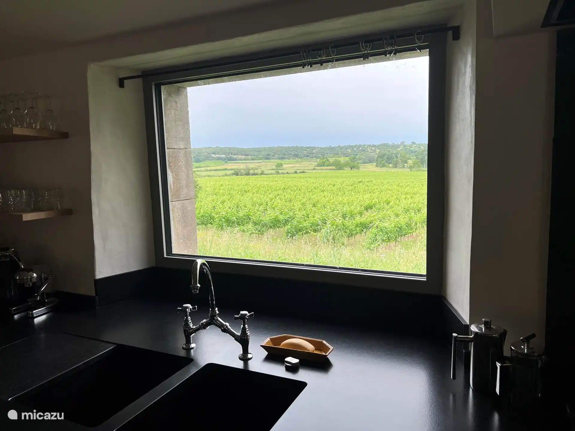 Dubbele spoelbak en werktablet in 'Noir de Zimbabwe' een natuursteen die niet vlekt.