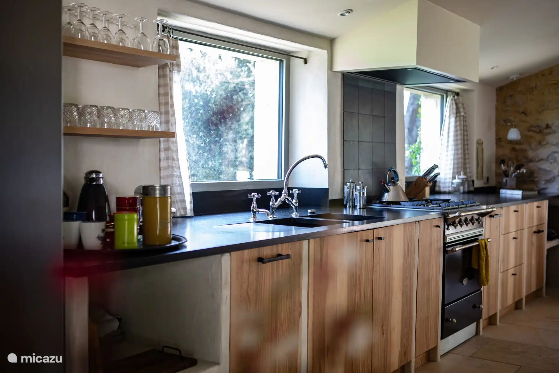 De keuken in een mooi hout uit de streek, 'marronnier des Cévennes' of Tamme kastanjehout.