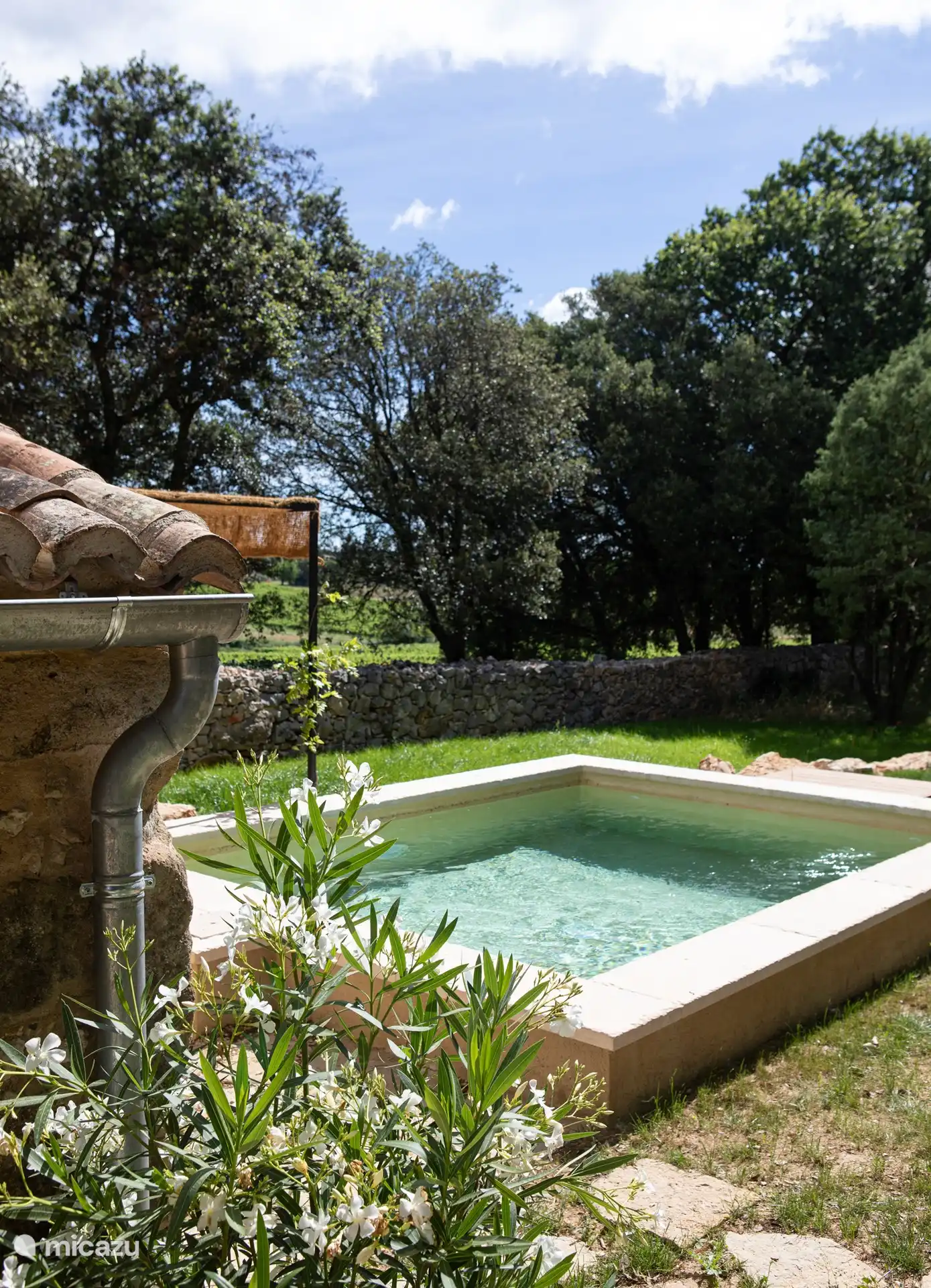 Het plonsbad om lekker af te koelen op warme dagen of na een sportieve uitstap. Buitendouche conoció a Warm Water