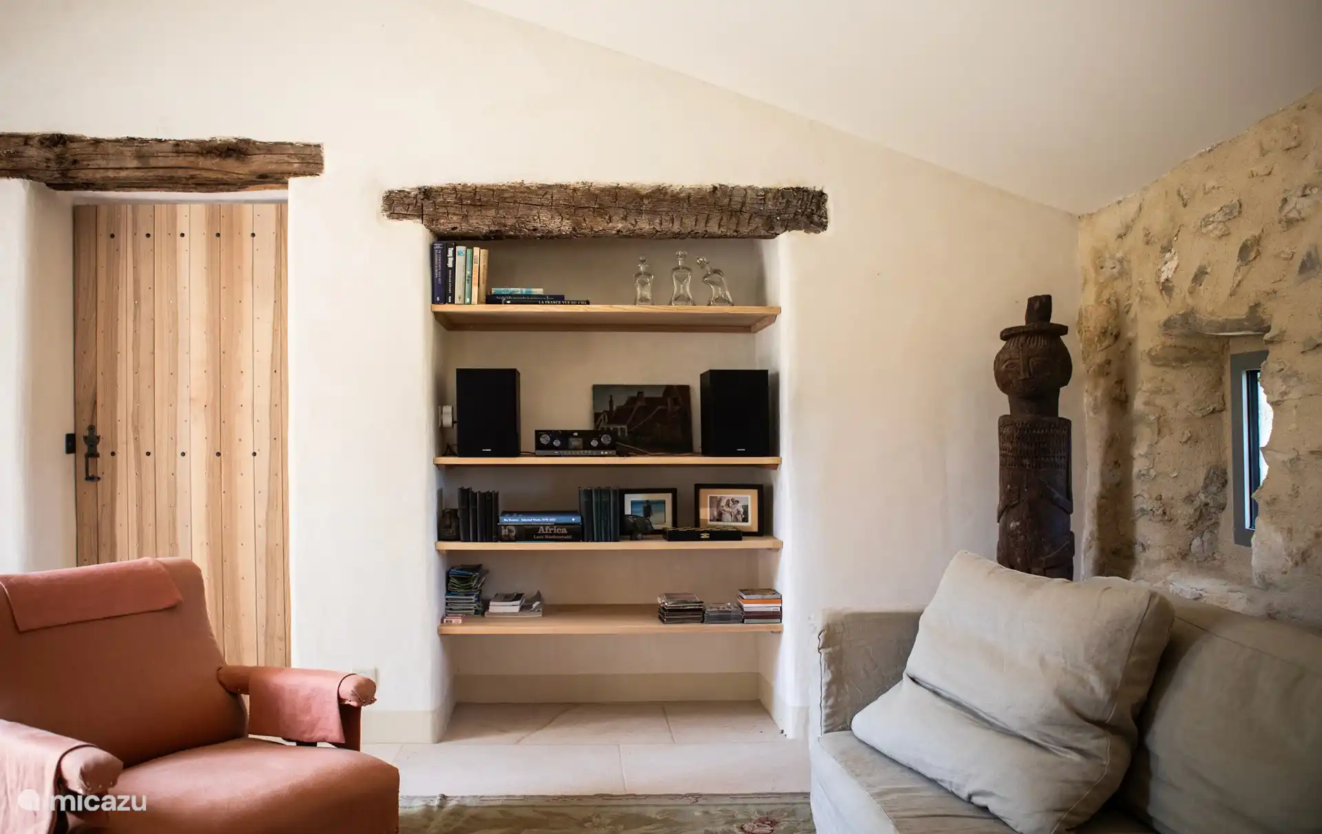 De bibliotheeknis werd aangevuld met boeken, TV on DVD. (na de foto)