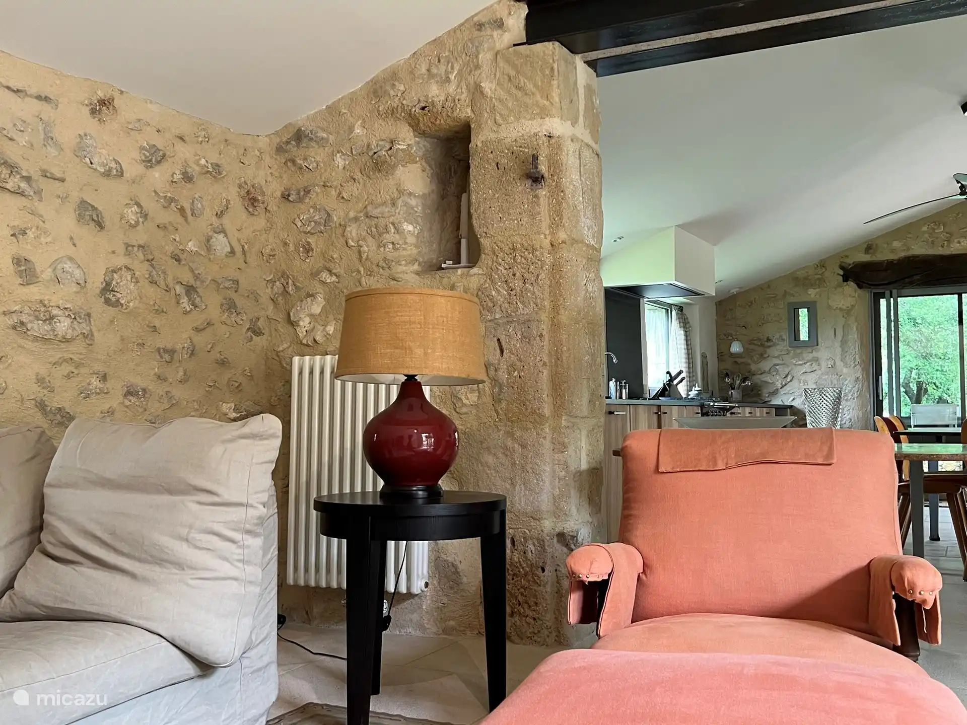 De woonkamer beschikt over een grote canapé met donskussens en 2 armchairs, er is een grote poef, 2 bijzettafels, een tv en dvd speler, een hifi installatie