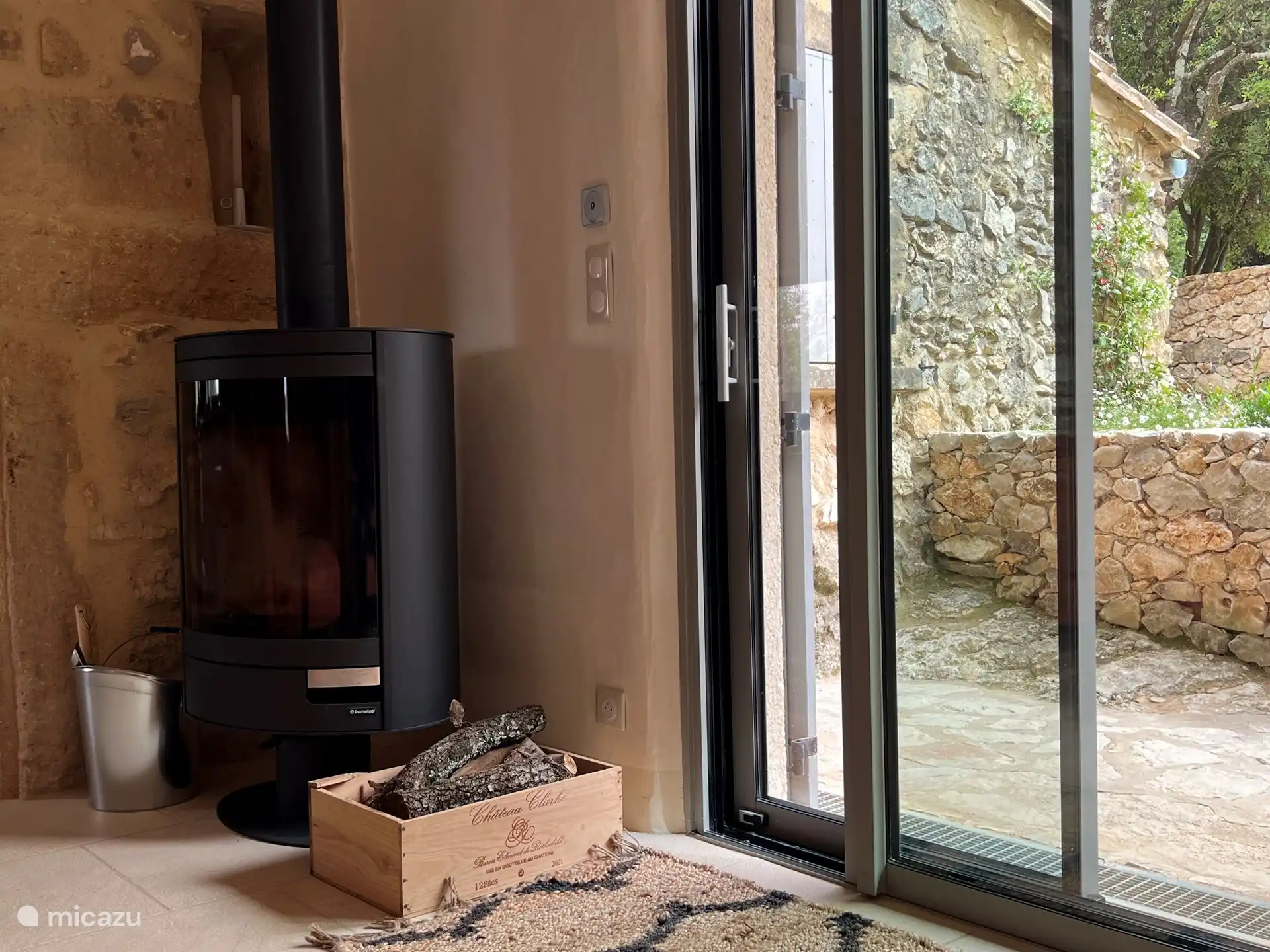 hier ontwaar je de patio aan de inkom , 3 delig schuifraam
Linnen gördijnen om s'avonds gezellig te sluiten (niet op foto)