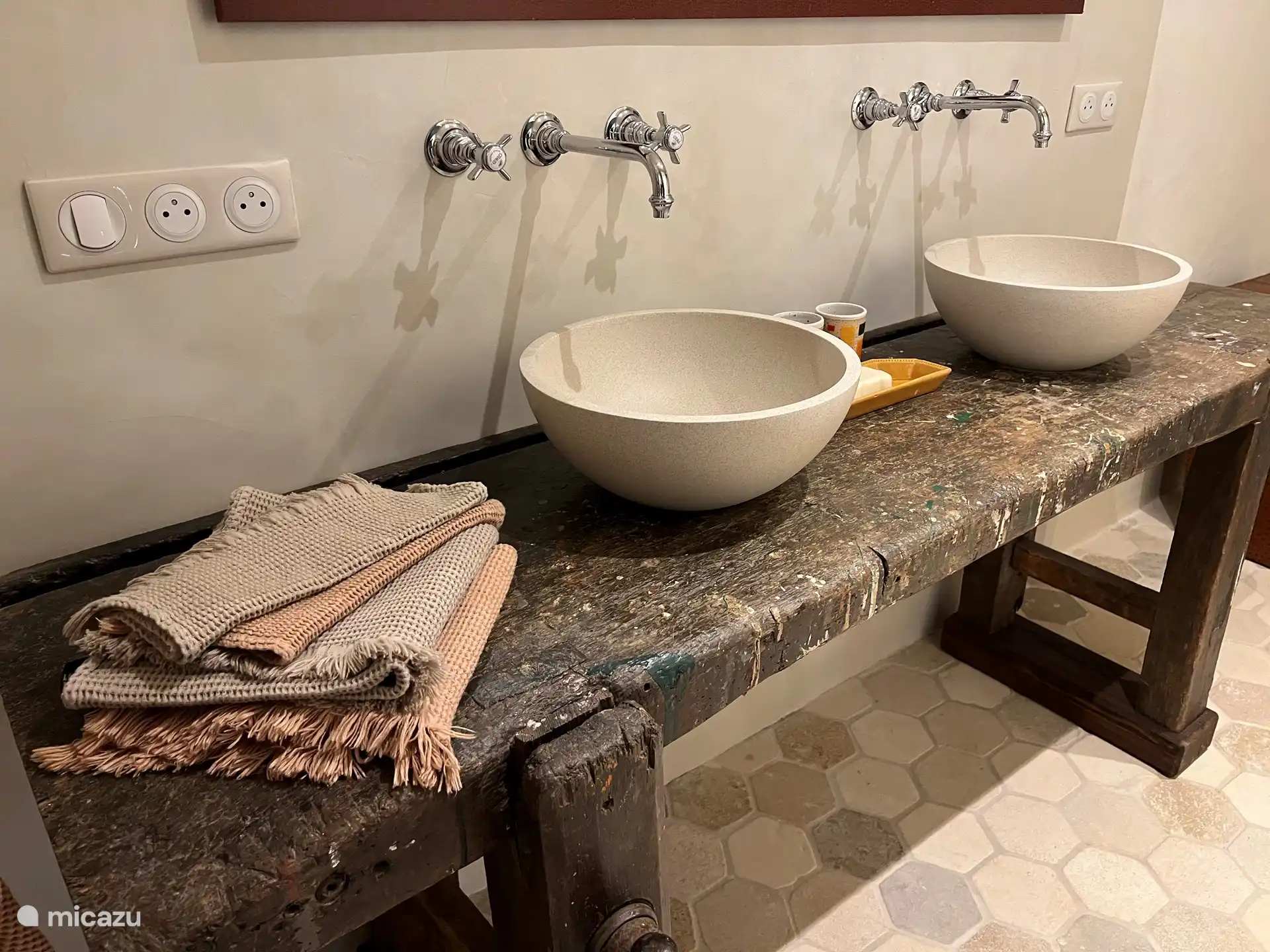 De Dubbele wastafel, aan de andere zijde (niet op foto) een ruime kast om al uw toiletgerief in op te bergen 