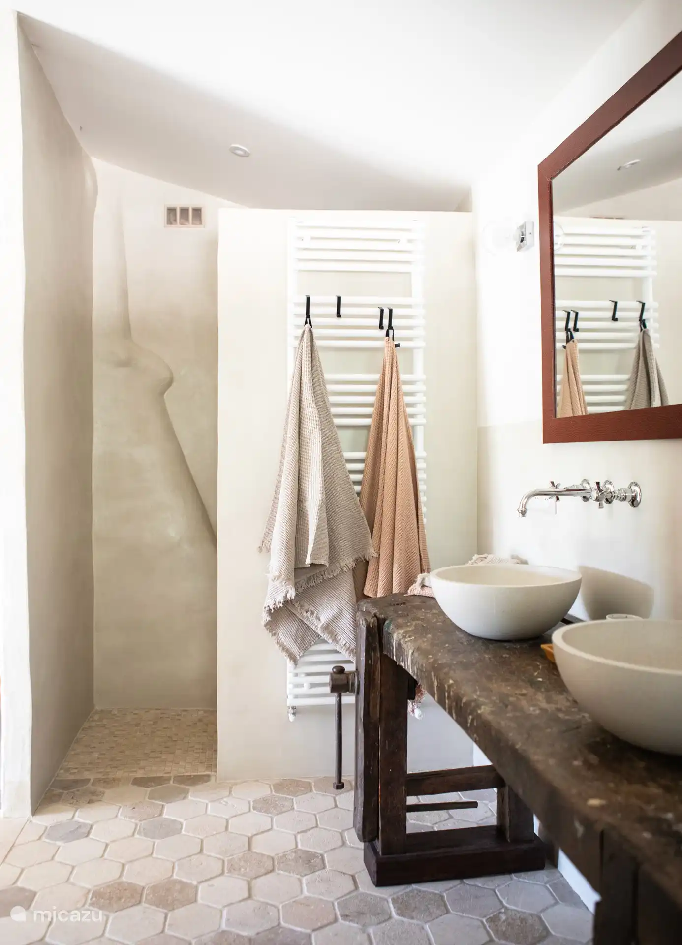 handdoekverwarmer, inloopdouche in béton ciré. Franse natuurstenen vloer