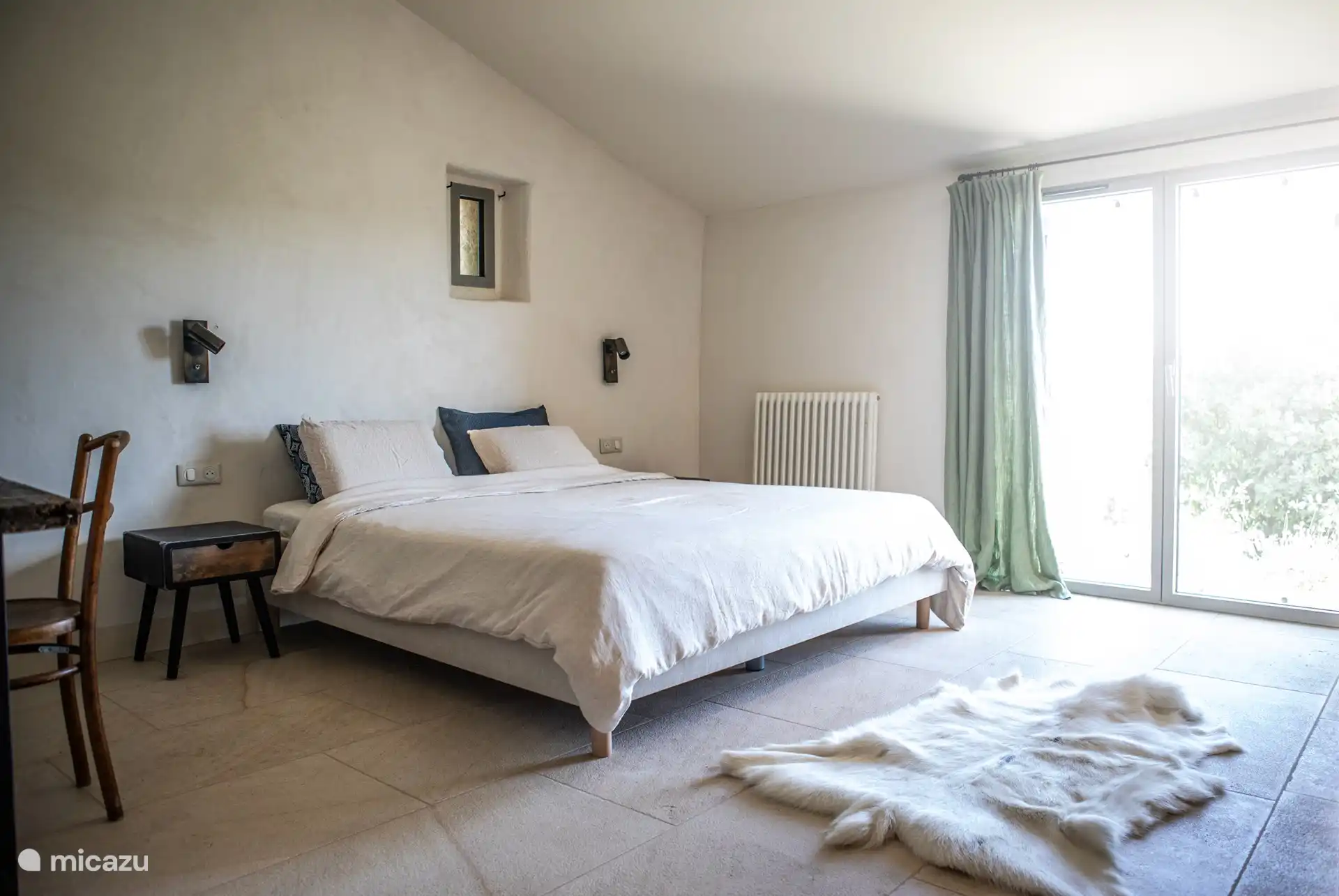 Kamer 1 : Kwaliteitsbed (180x200cm) pone 2 lattenbodems en 1 nieuwe matras. Leeslampen, Nachttafels, Bureau, Kleerkast, Airco
Puerta de patio, muggenraam, private-terras pone 2 zetels in bijzettafeltje.