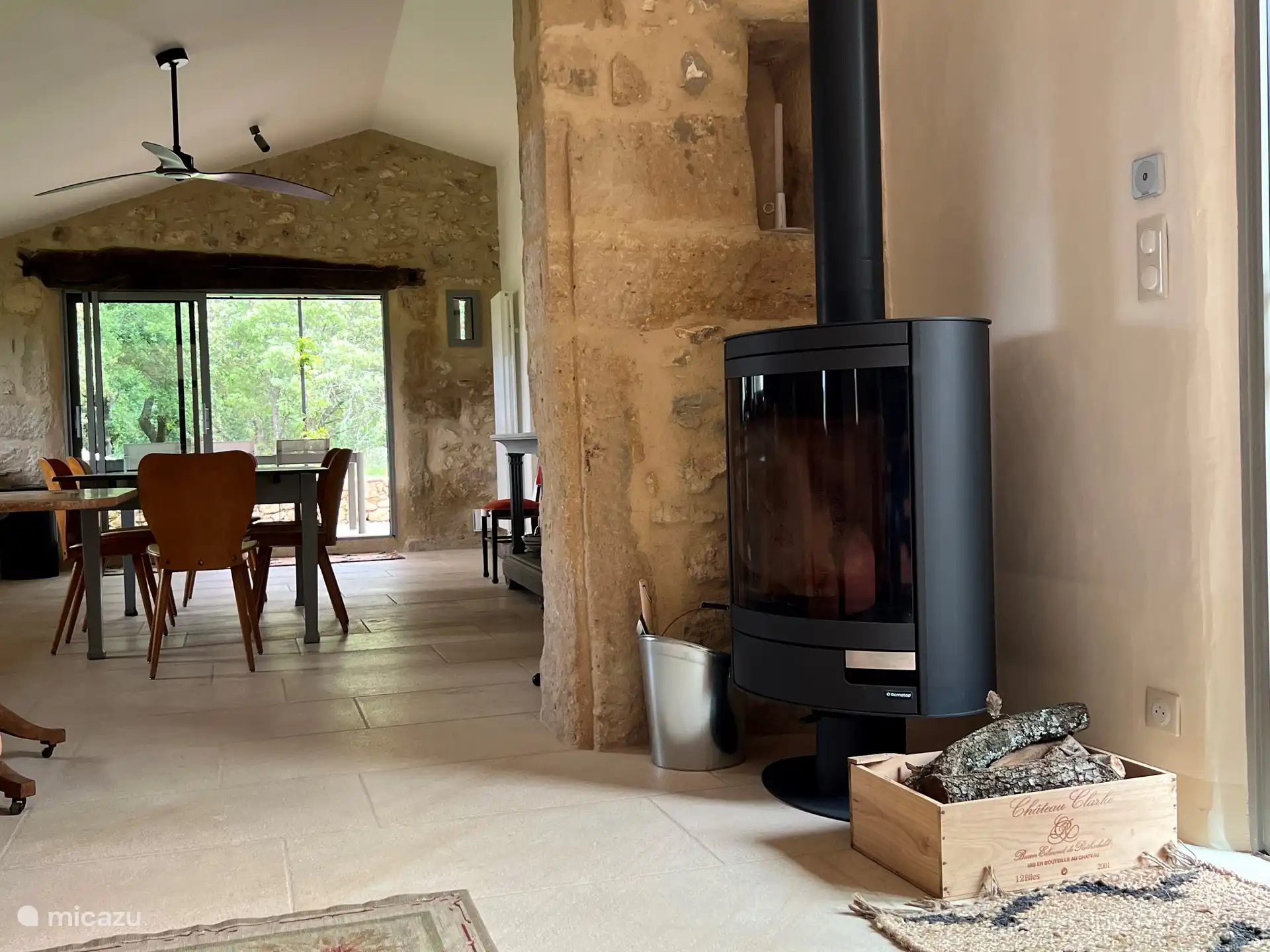 De houtkachel kan draaien! u Bepaald de Richting. Hout voorhanden in de tuin onder afdak