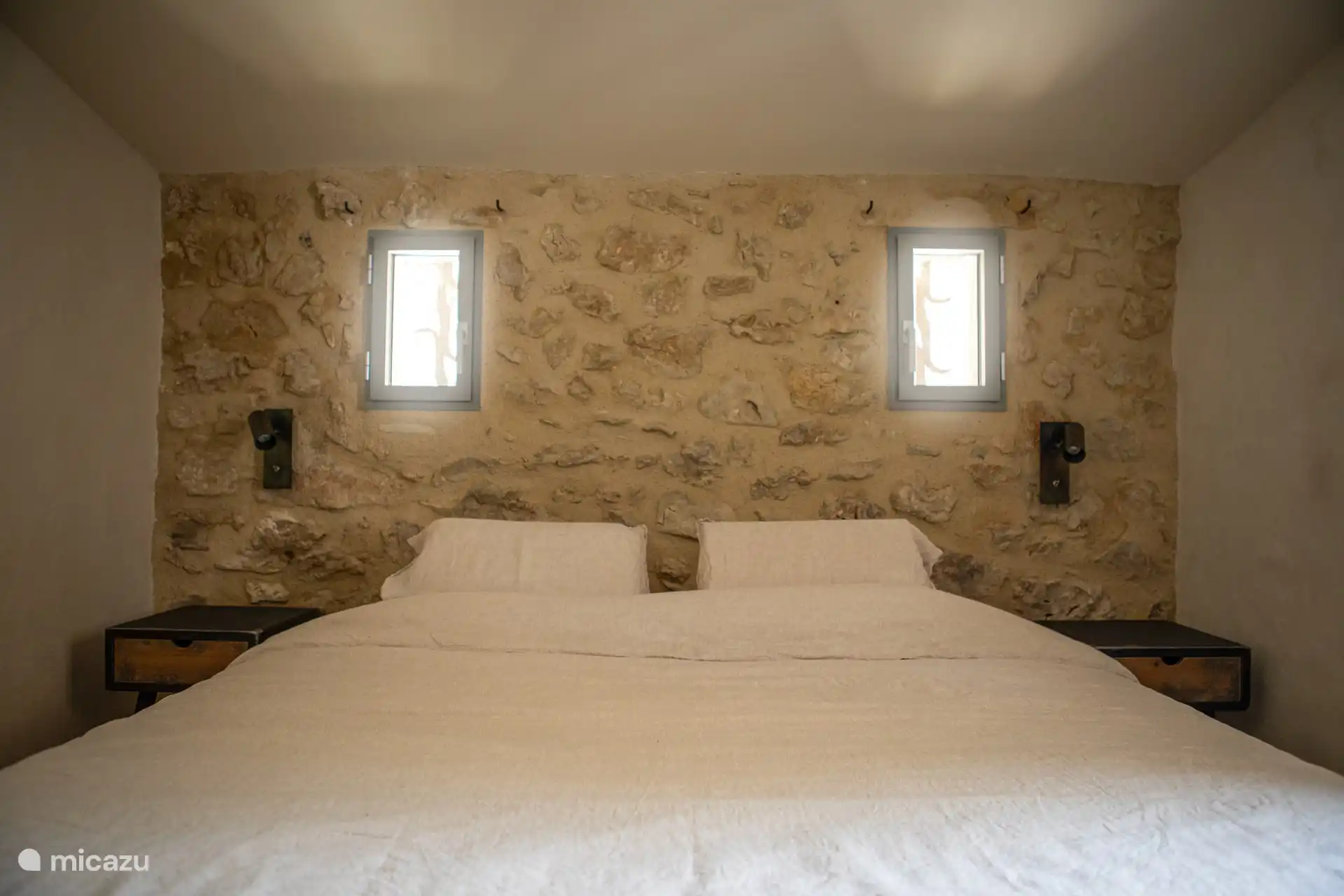 Kamer 2 (cama 180 cm x 200 cm) 
2 lattenbodems, 1 nieuwe matras
Leeslampen, Nachttafels, Grote kleerkast, 3 vensters, muggenramen, ventilator èn airco.