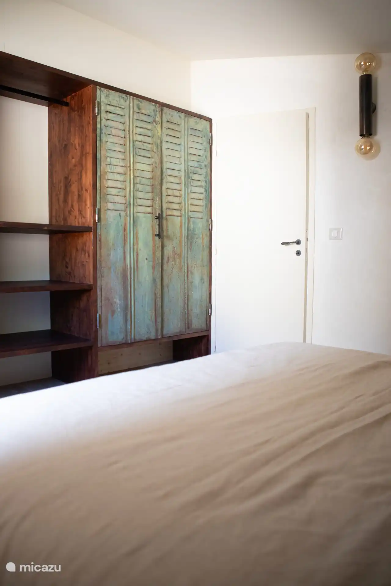 Kamer 2, kleerkast deels open, deels dicht