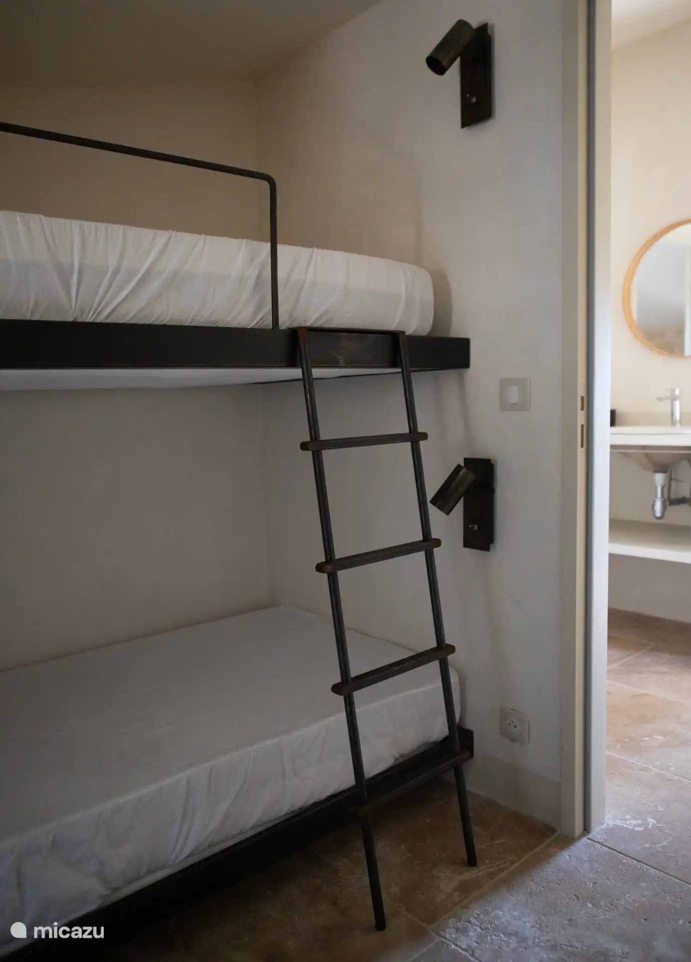 Kamer 3 heeft een stapelbed met eigen leeslampen en laddertje
90 x 200 cm 