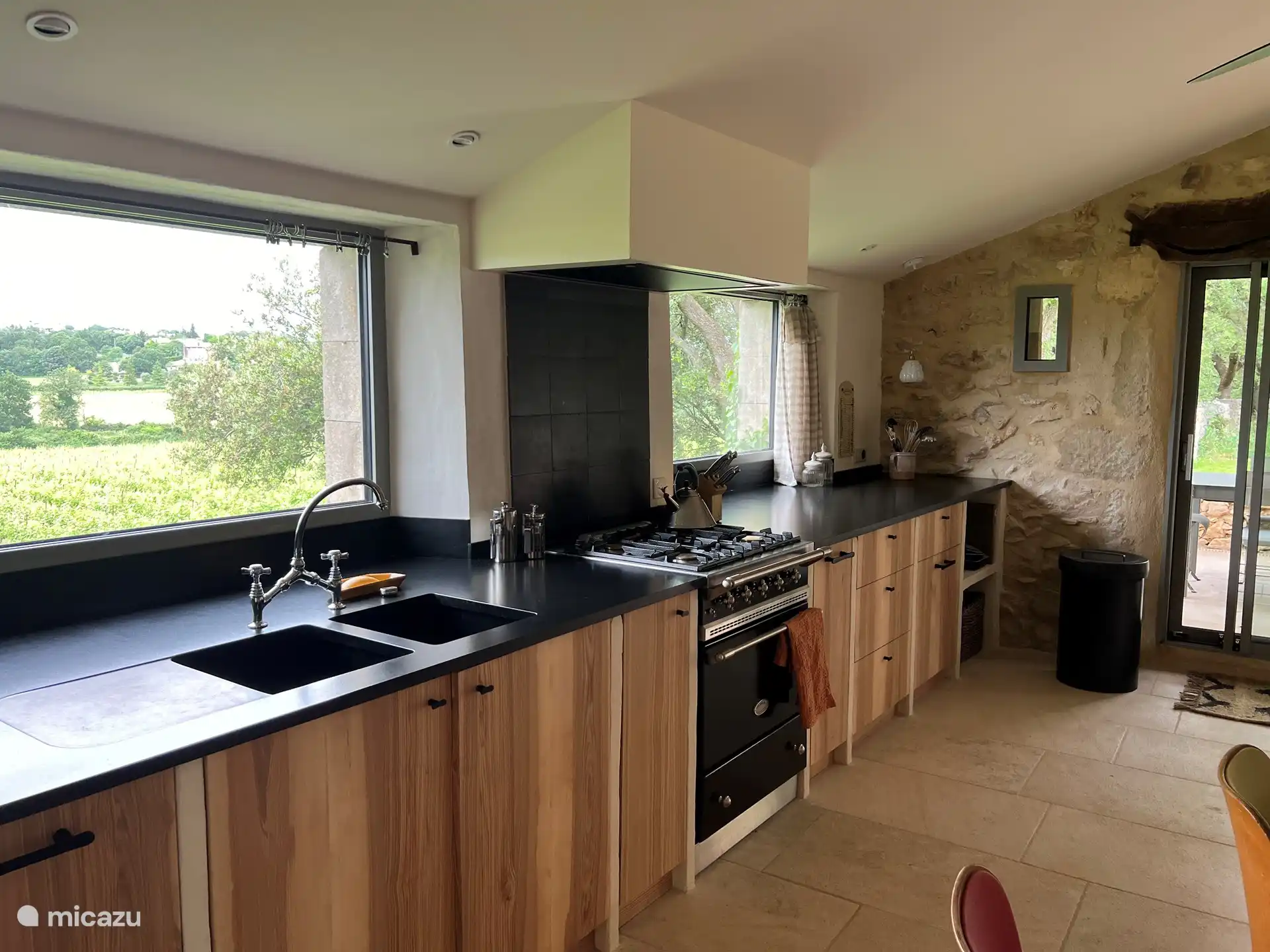 ruime keuken, Lacanche gasvuur en oven, vaatwasser, grote frigo met vriesvak, dubbele spoelbak, drinkkraan met gefilterd water