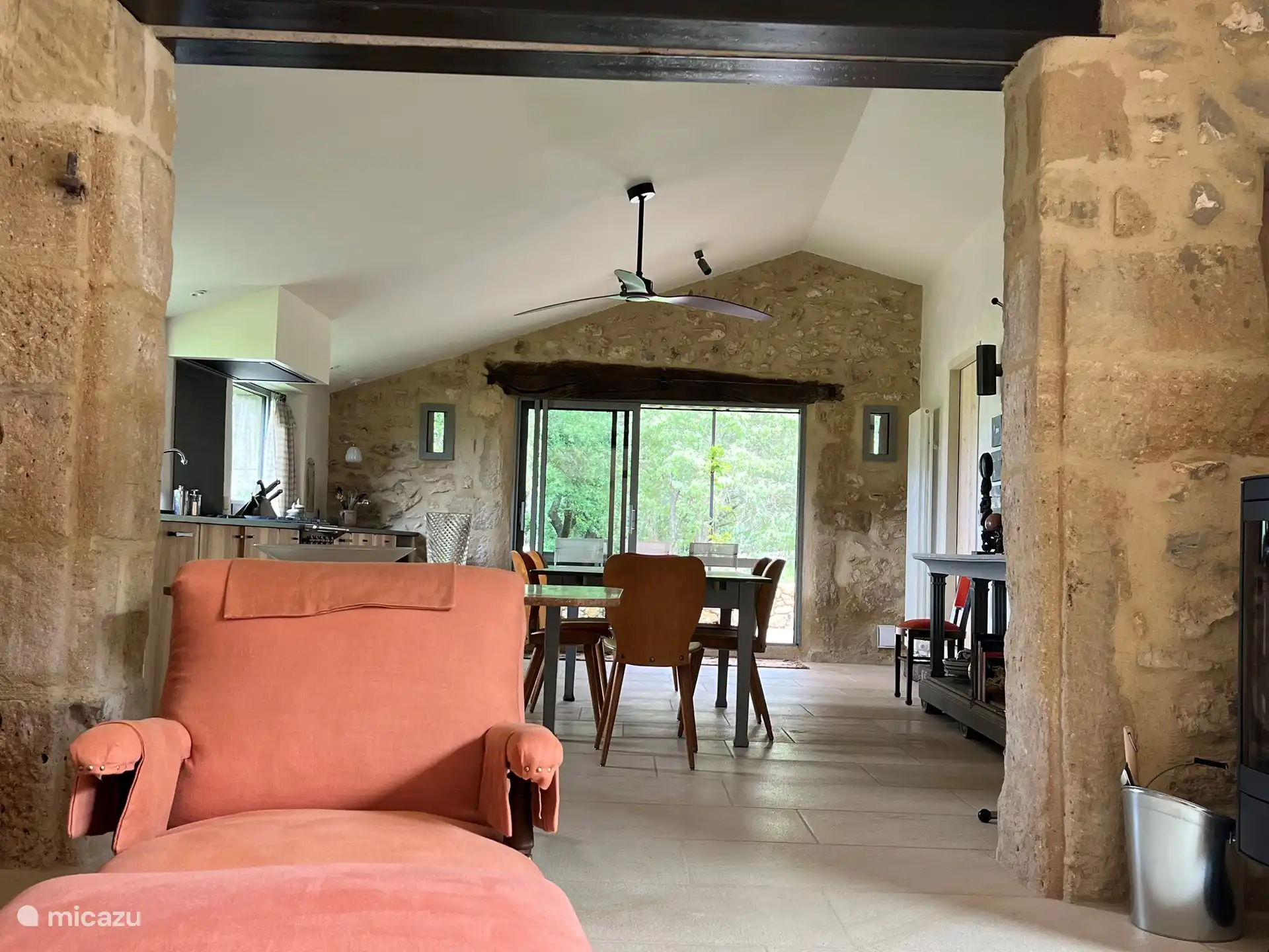 Eetplaats en keuken geven uit op het terras aan de tuinkant