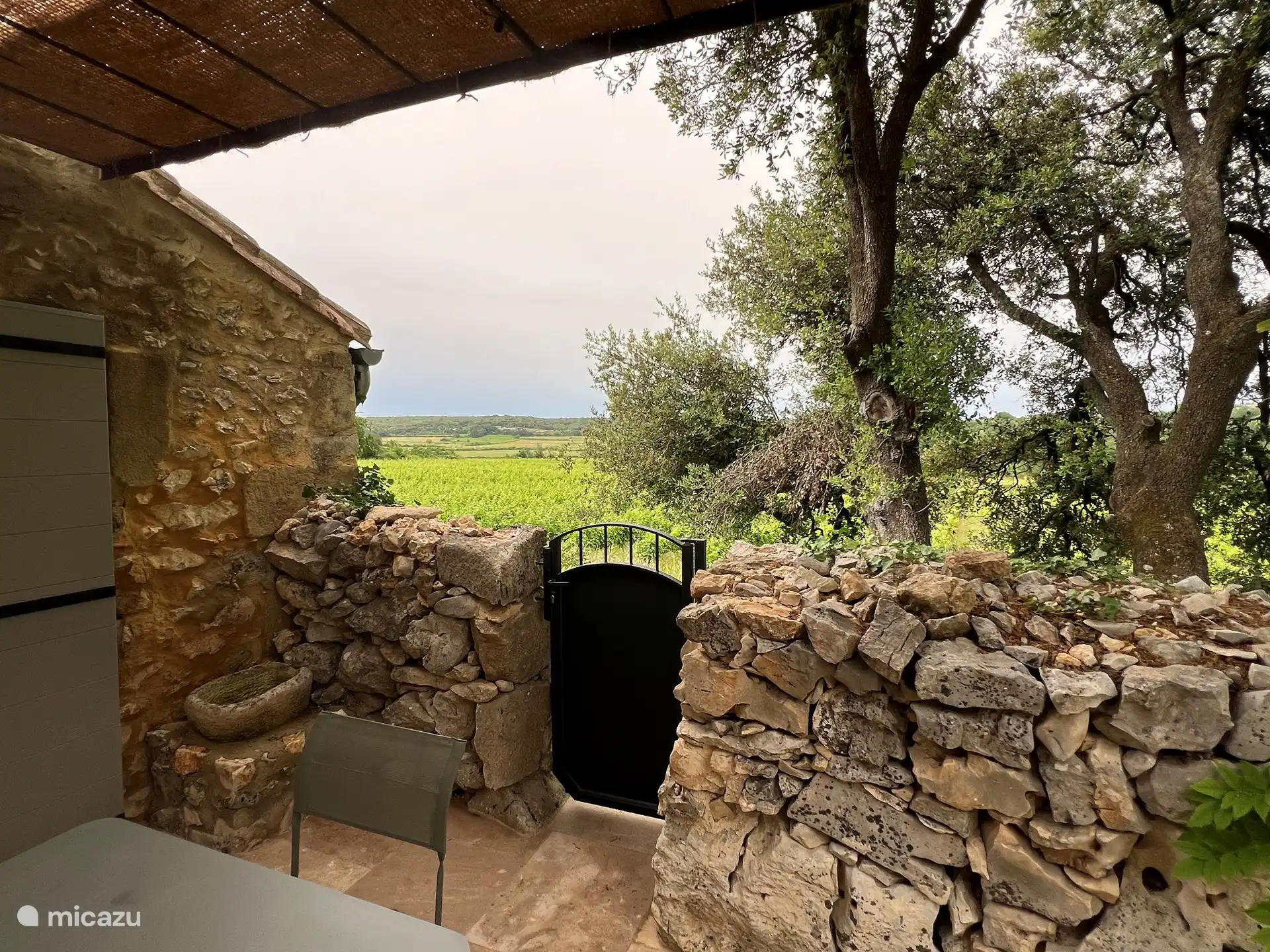 Buitenkraantje in de hoek, poortje om rondom het huis te lopen 