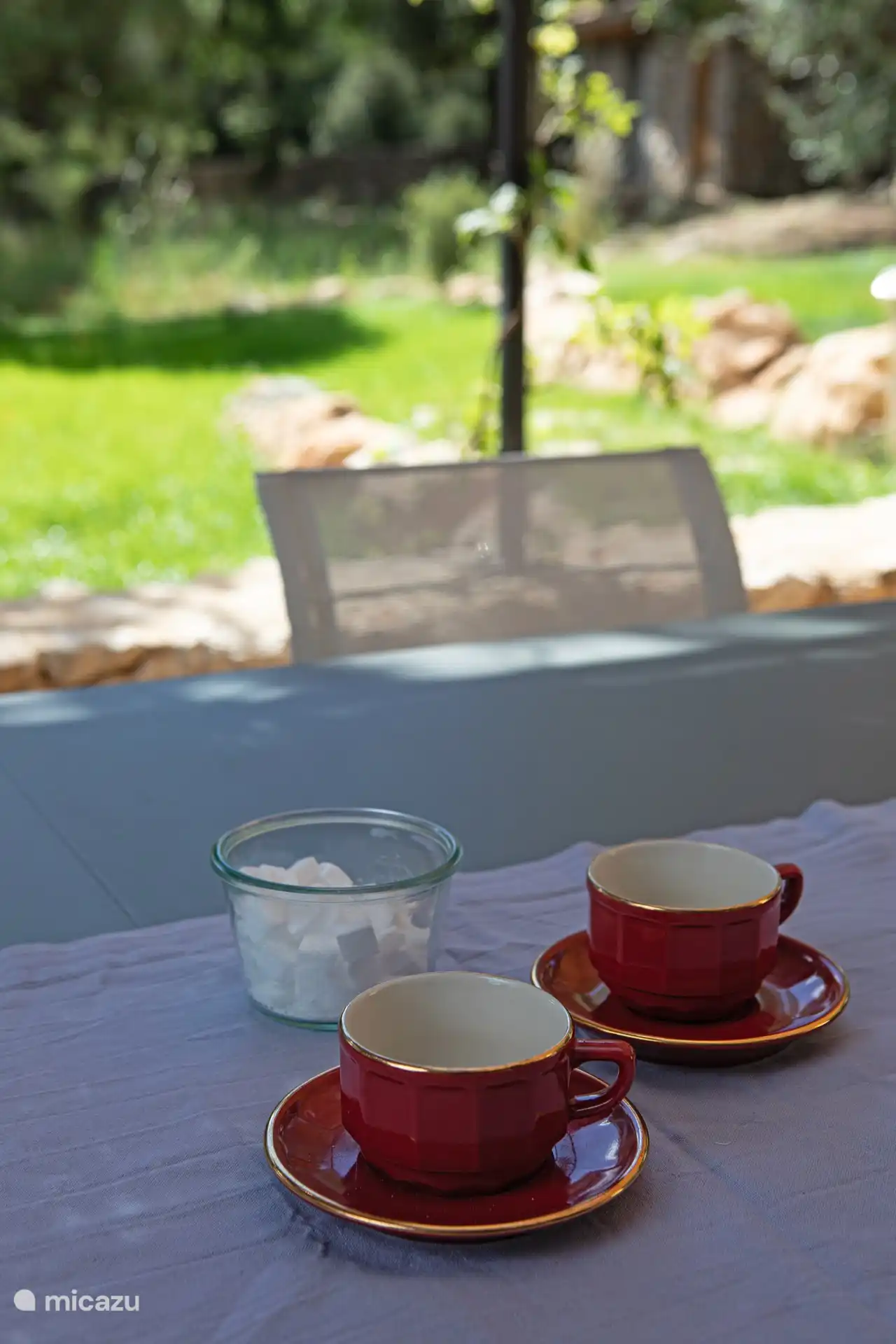Neem uw maaltijden of ochtendkoffie buiten op het terras met zicht op de tuin en het nabije zwembad
