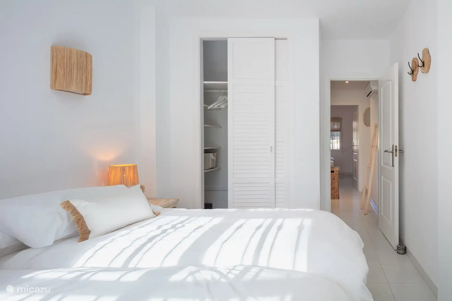 2ème chambre à gauche