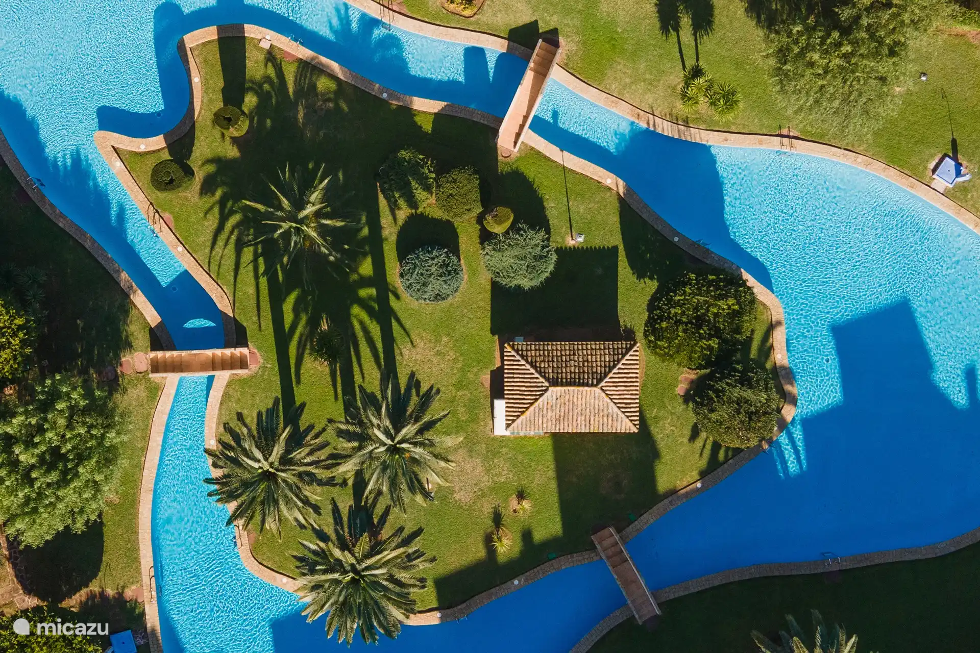 Drone shot piscine