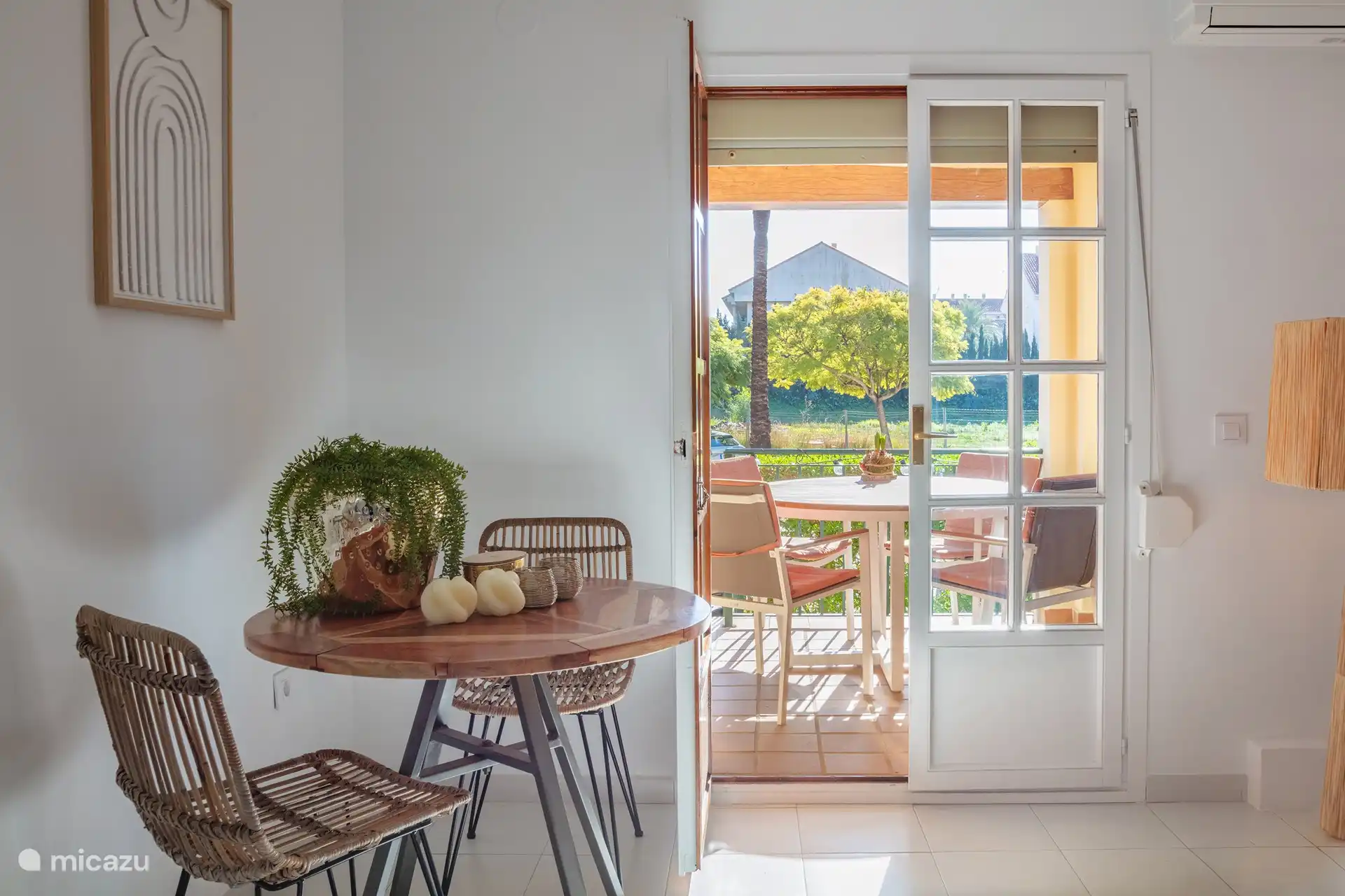 Salon et accès direct à la terrasse