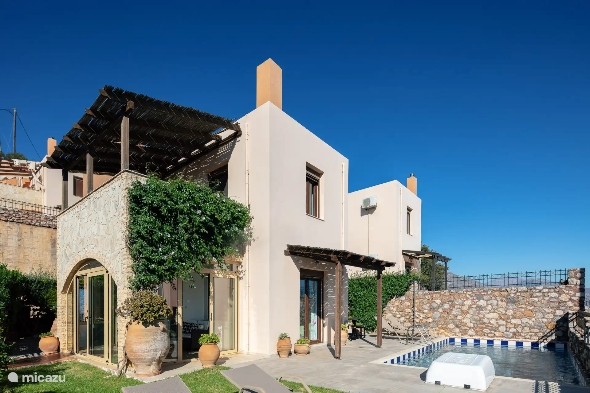 Ein schönes Haus mit geräumiger Terrasse und Swimmingpool